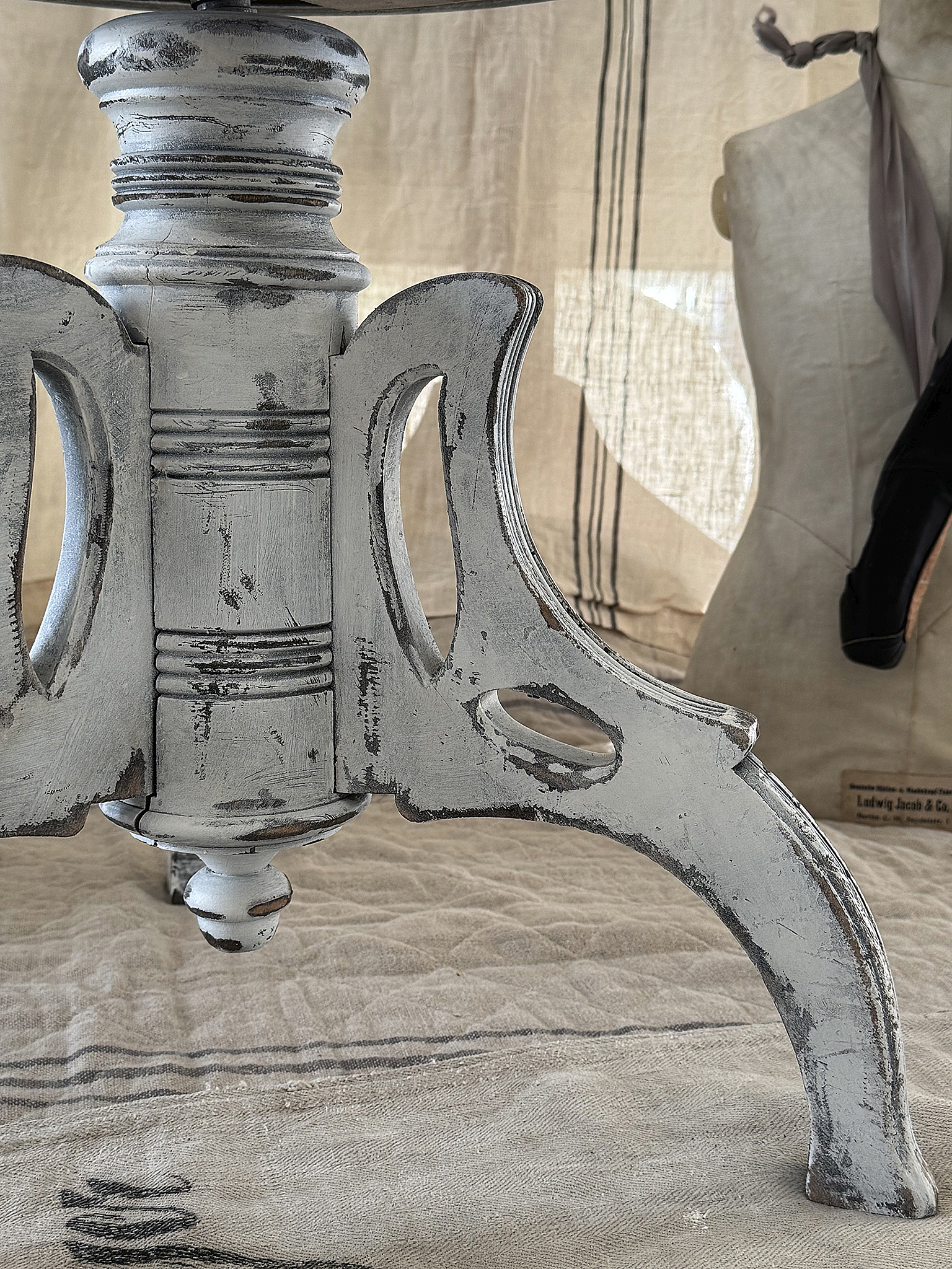 Antiker Klavierhocker im weißen Vintage-Kleid***