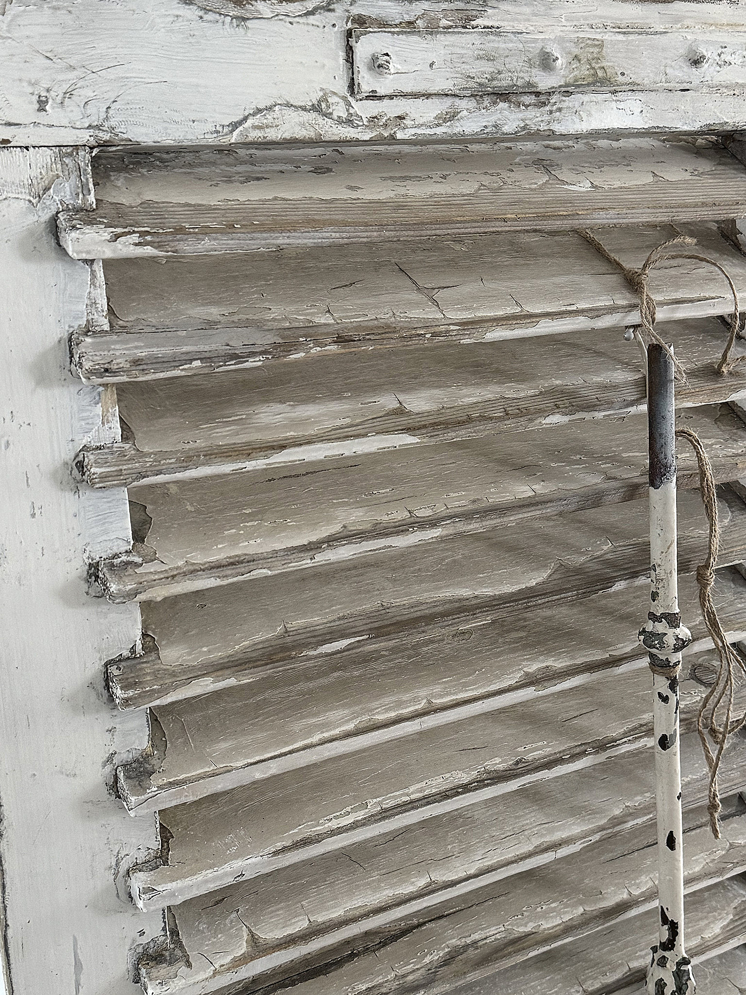 Antiker Lamellenladen mit Geländerstab creme-weiß***