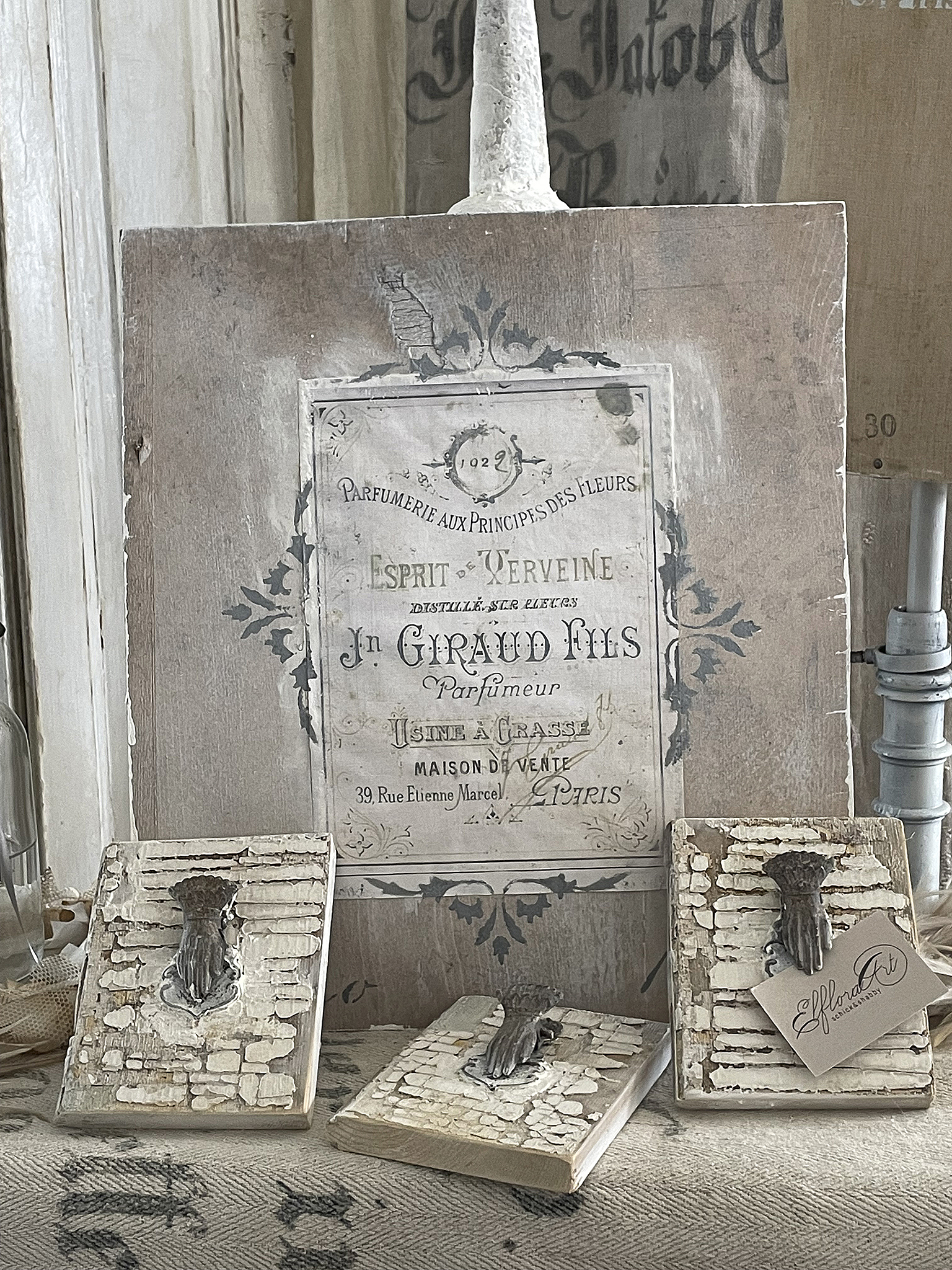 Antike Briefklammer -Hand- auf altem Holzbrettchen ***