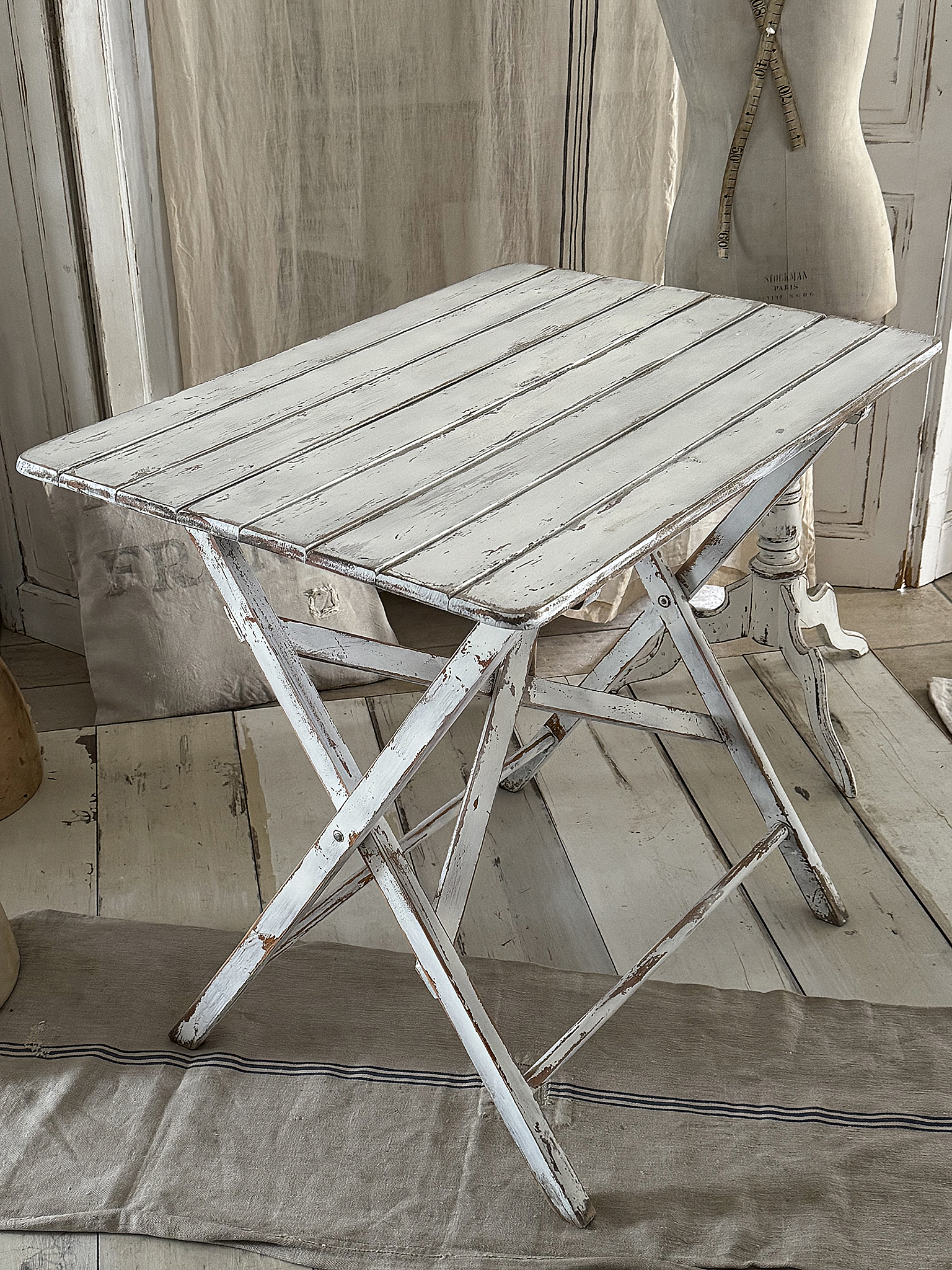 Alter Holzgartentisch im weißen Shabbykleid –Verwandlungskünstler***