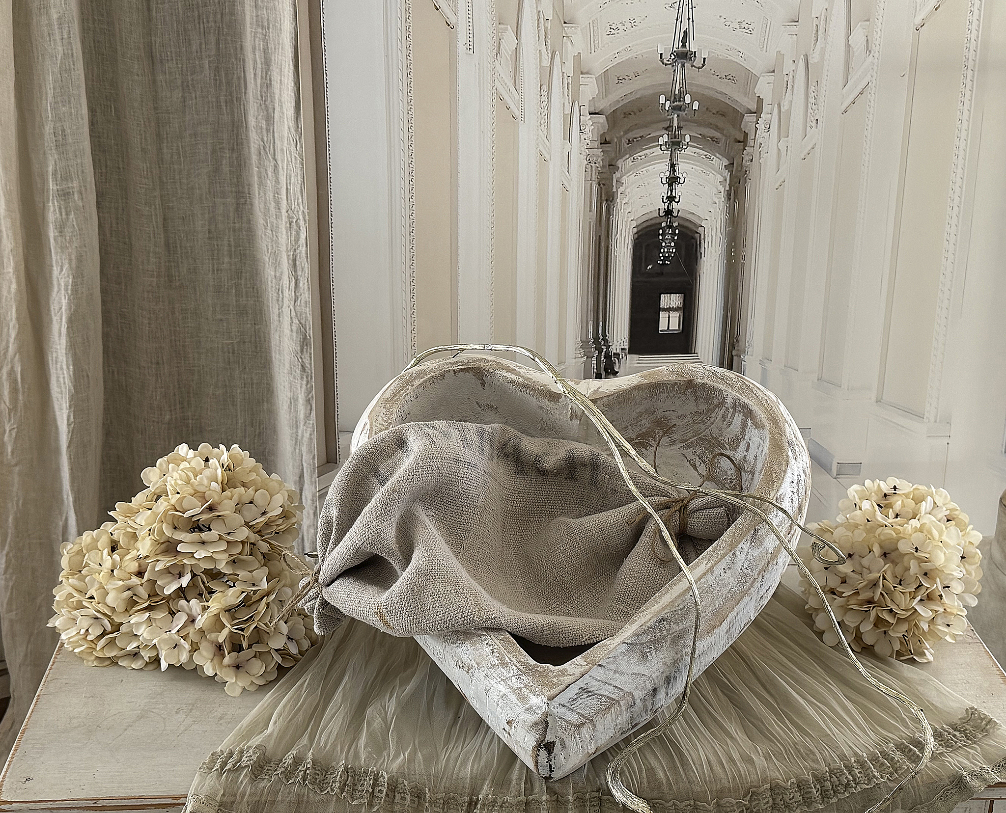 Shabby-Holzherzschale mit Leineneinleger – Romantik in Weiß-Naturtönen*** 