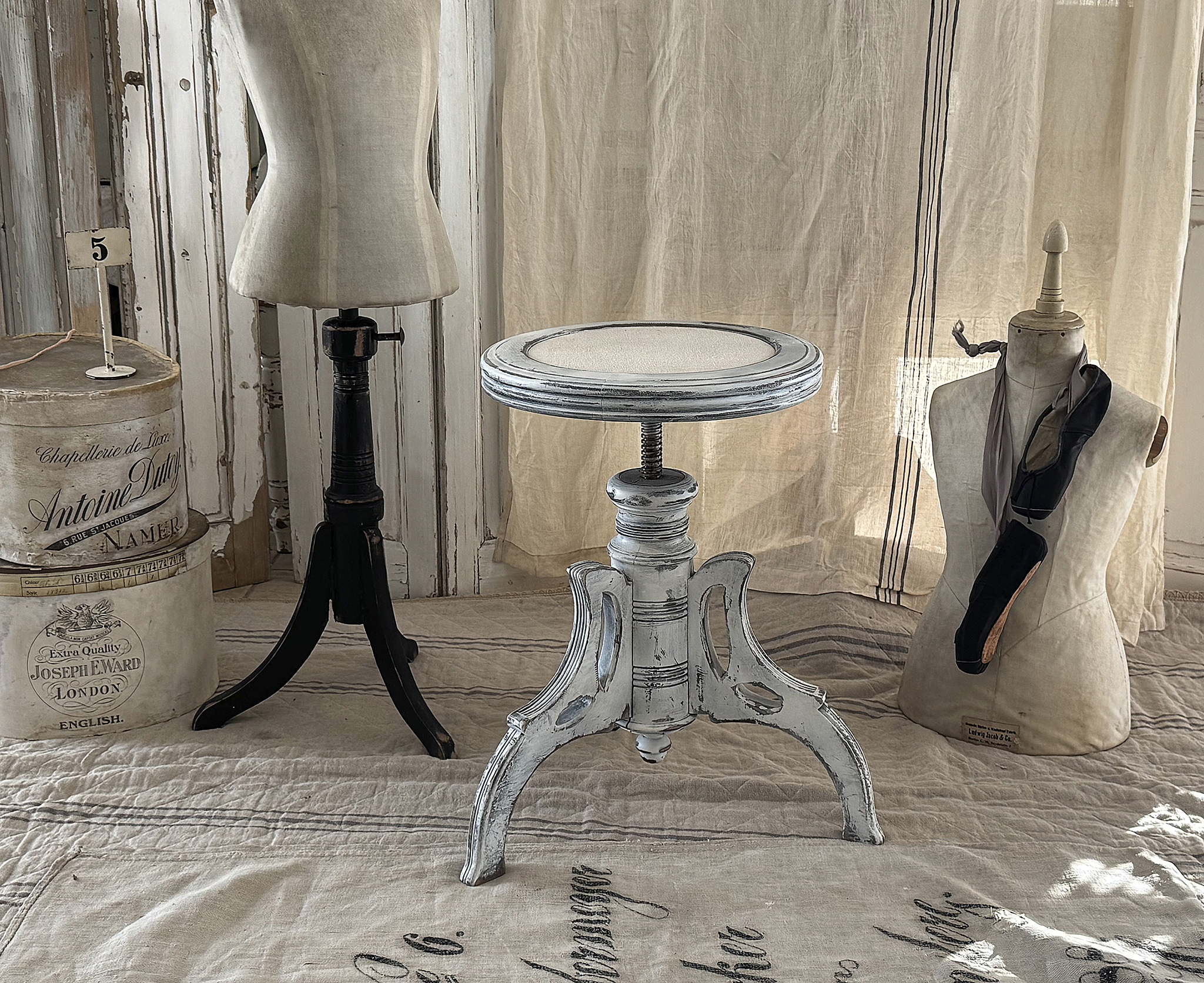 Antiker Klavierhocker im weißen Vintage-Kleid***