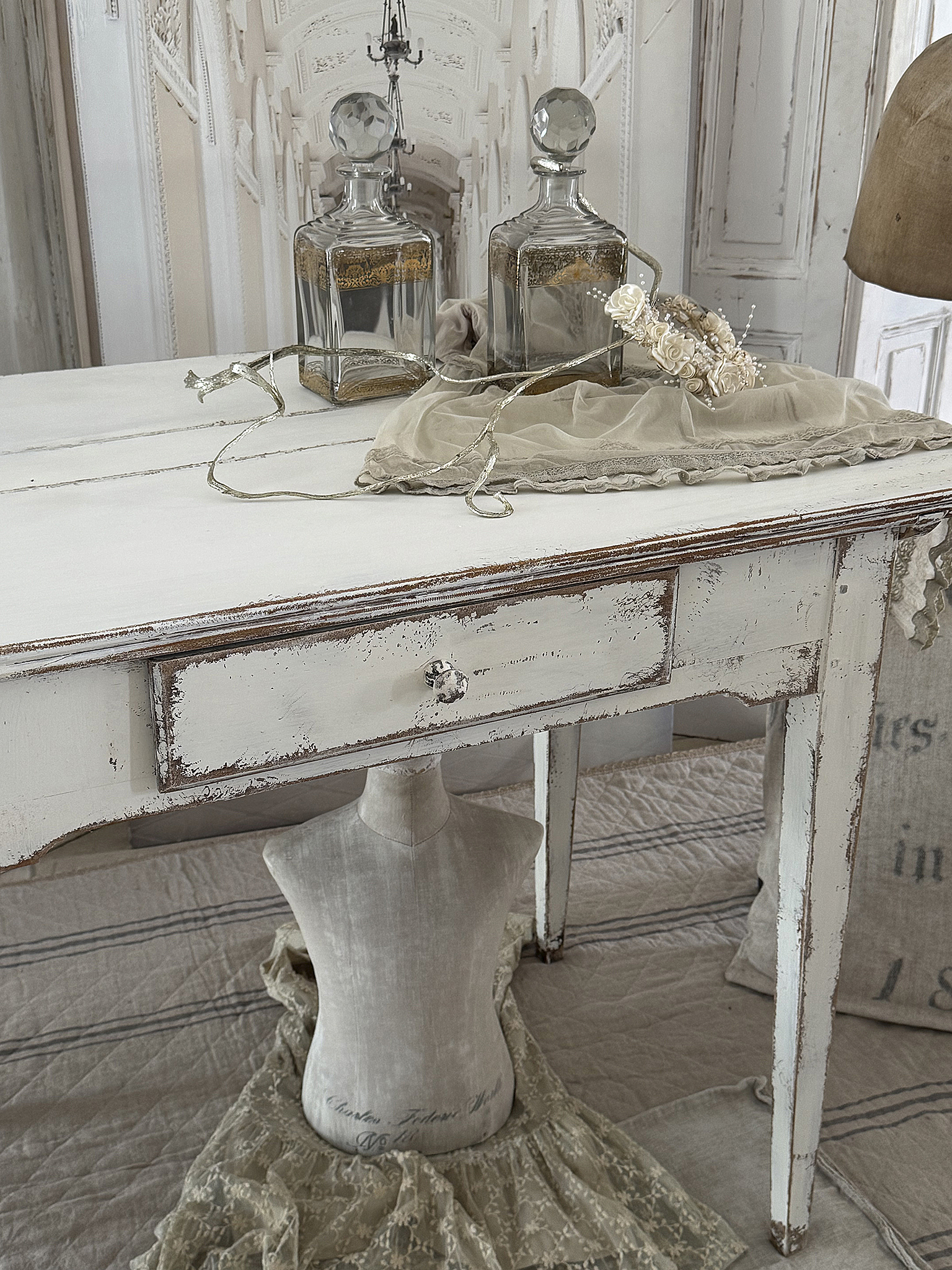 Antiker Shabby Tisch im weißen Kleid***