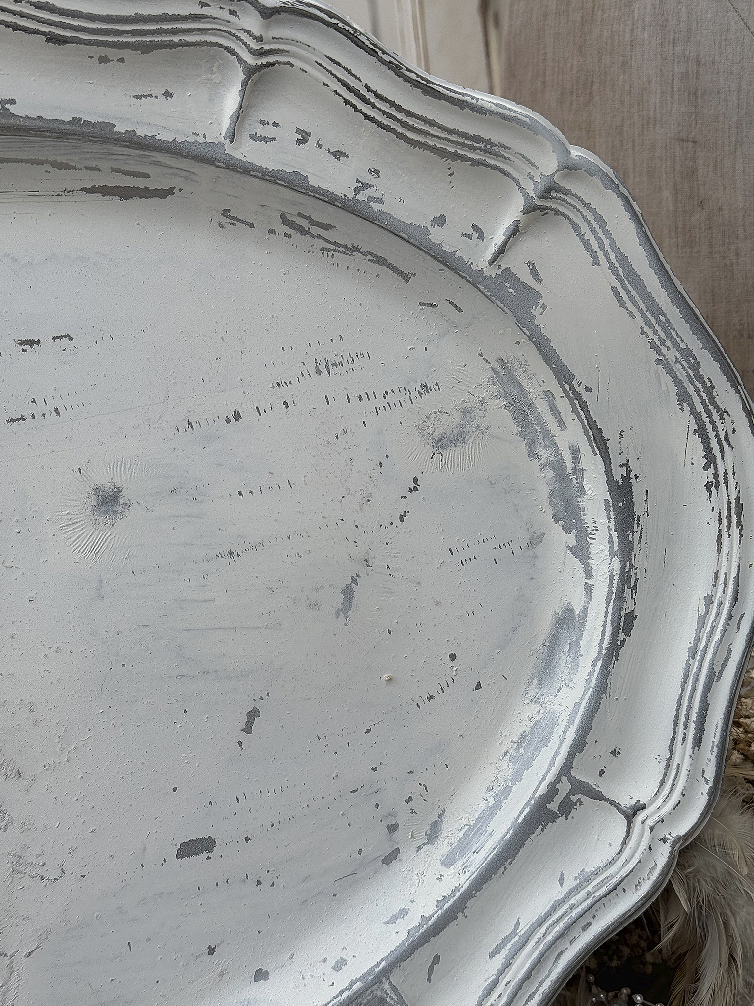 Vintage Serviertablett mit shabby-chic Finish Nahaufnahme eines eleganten, vintage Serviertabletts im shabby-chic Stil mit einem teilweise abgenutzten Design