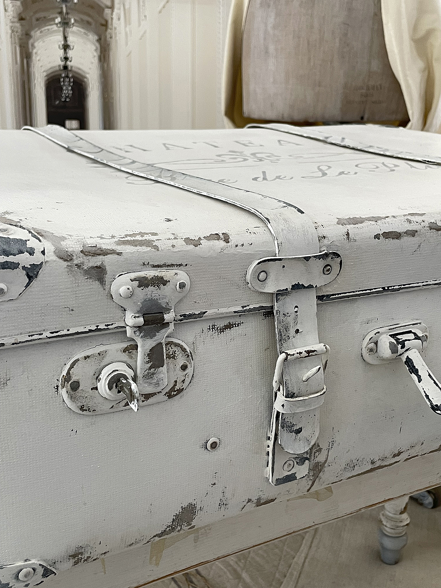 Vintage Koffer im Shabby Chic Design Detailansicht eines weißen, vintage Koffers mit abgenutztem Look und Metallschlössern.