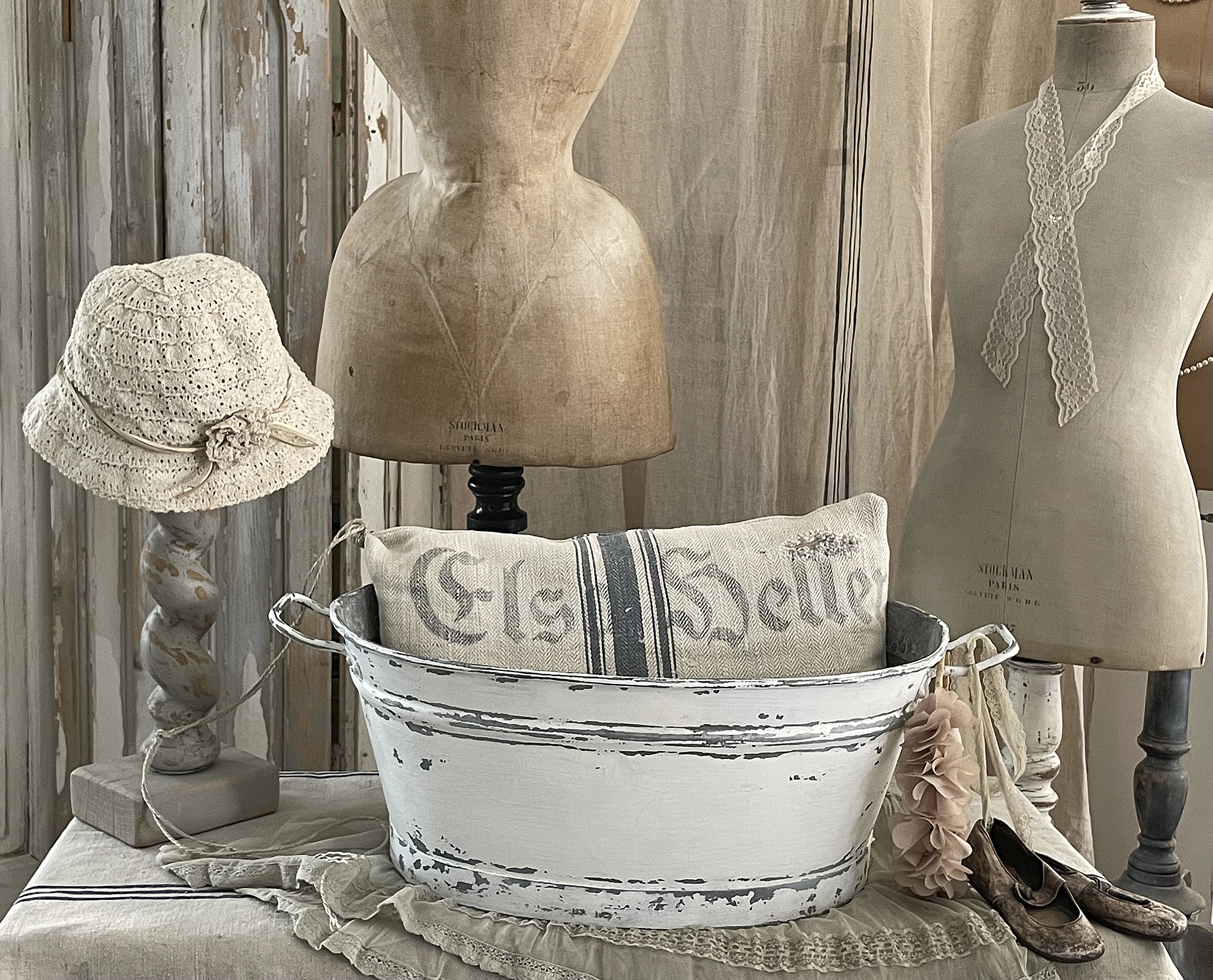 Alte Shabby-Zinkwanne im weißen Kleid***