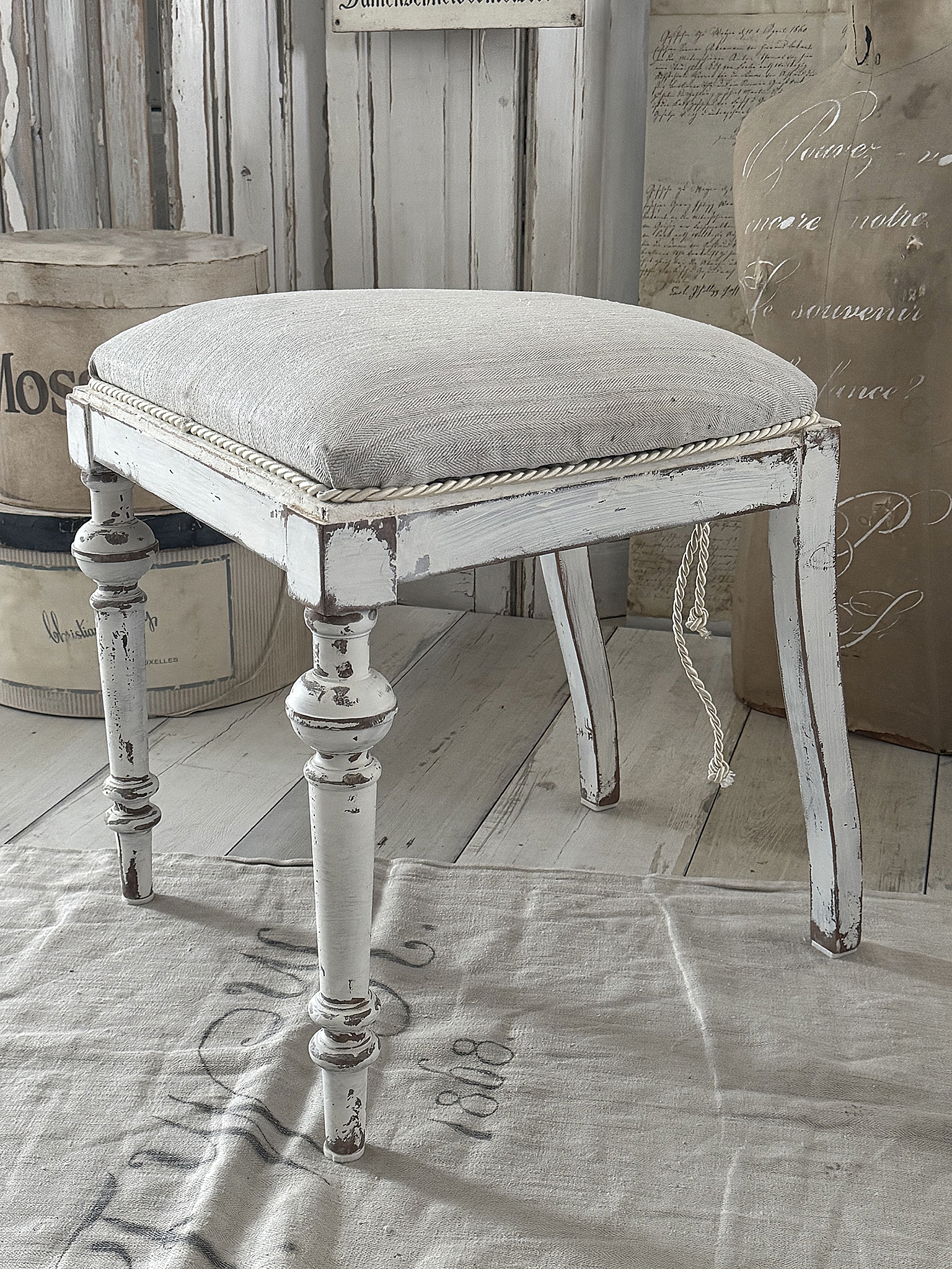  Antiker Polsterhocker mit altem Leinen***
