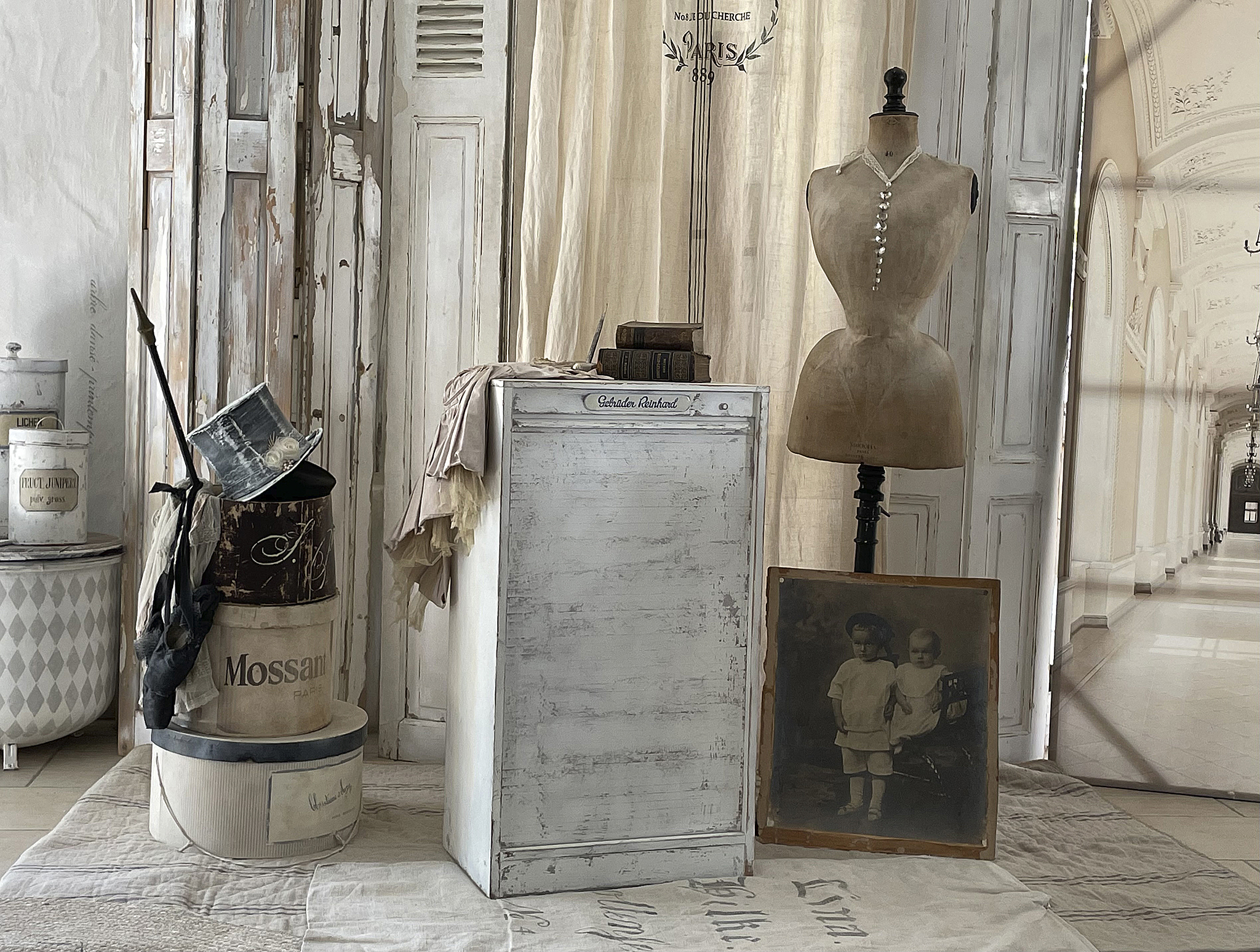 Harmonische Raumgestaltung mit einer Schaufensterpuppe, nostalgischen Foto und Vintage-Dekoration.