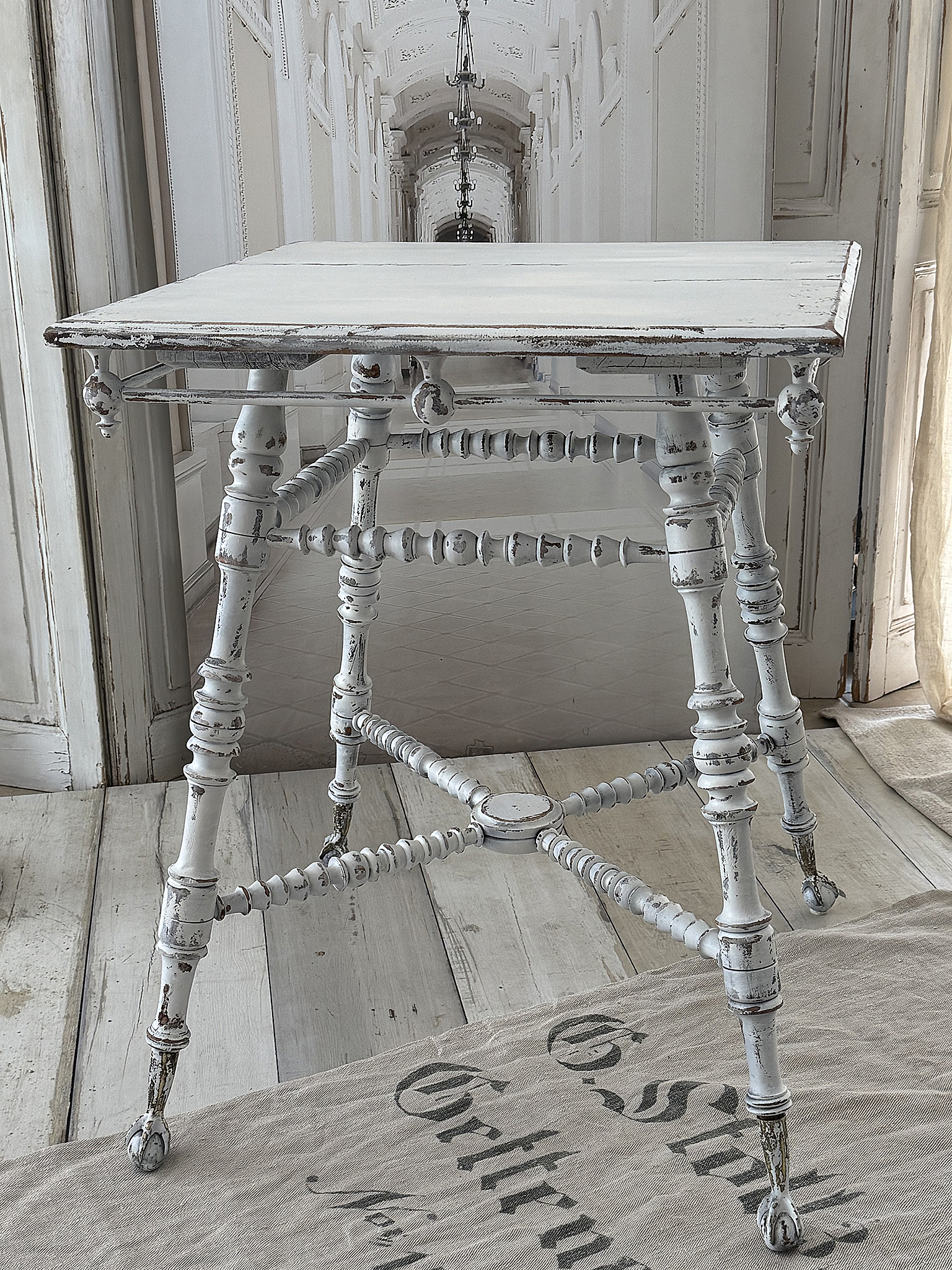 Antiker Shabby Chic Beistelltisch mit Messing-Vogelkrallen und gedrechselten Beinen***