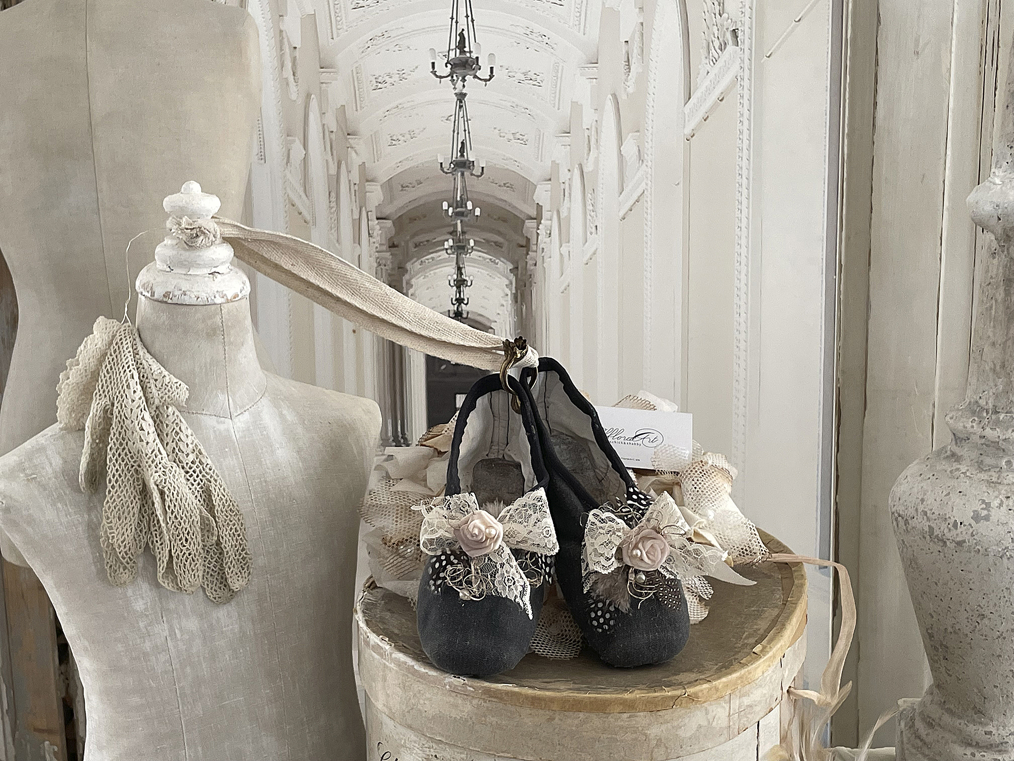 Elegante Ballettschuhe mit floralen Details auf einem Holzpodest Schöne Ballettschuhe mit Spitzen und Blumenverzierung, auf einem stilvollen Holzpodest präsentiert.