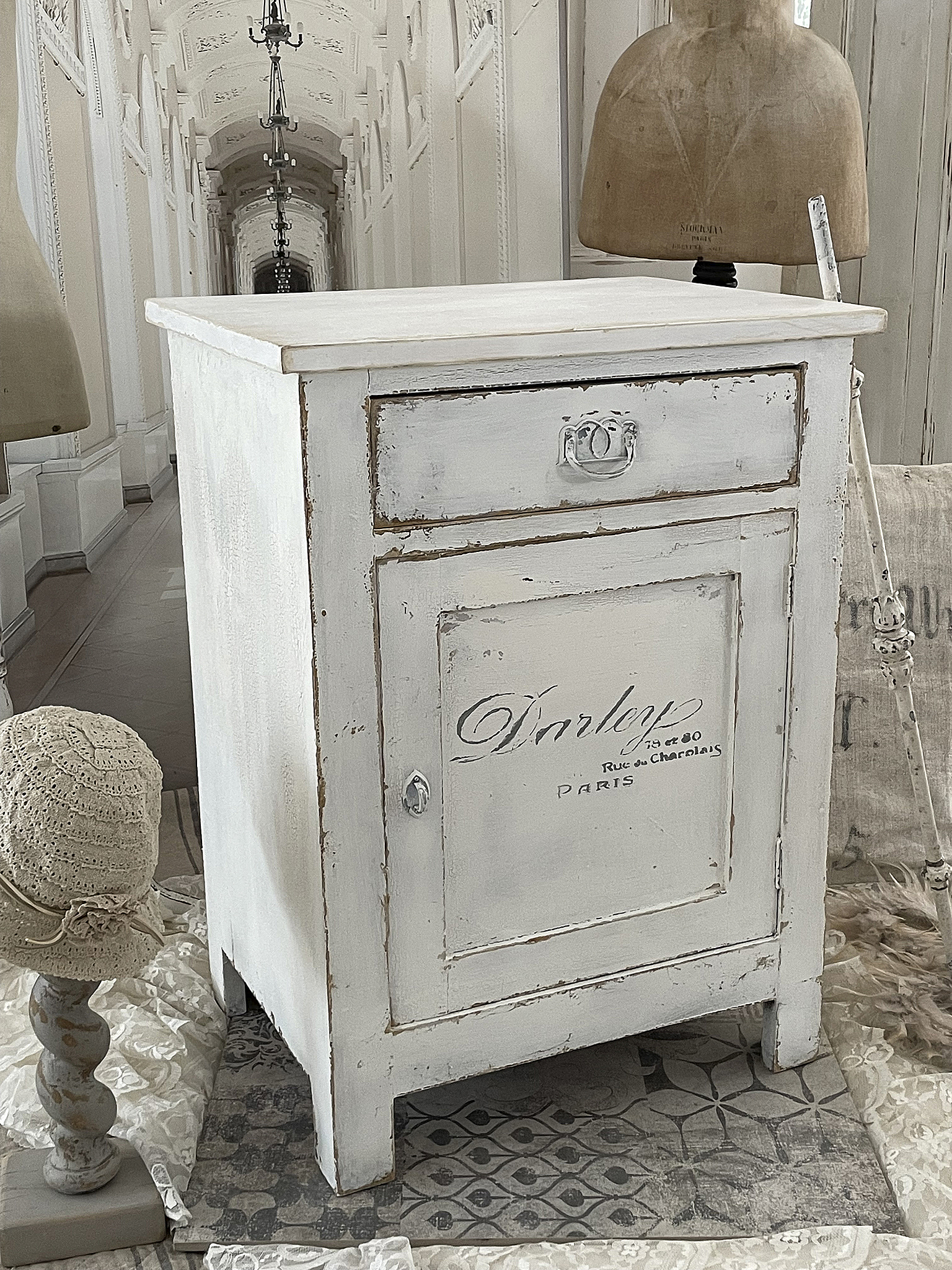 Antiker Beistellschrank im Shabby Chic aus Paris Weißer antiker Beistellschrank mit Schublade und getäfelter Tür, Shabby Chic Design aus Paris