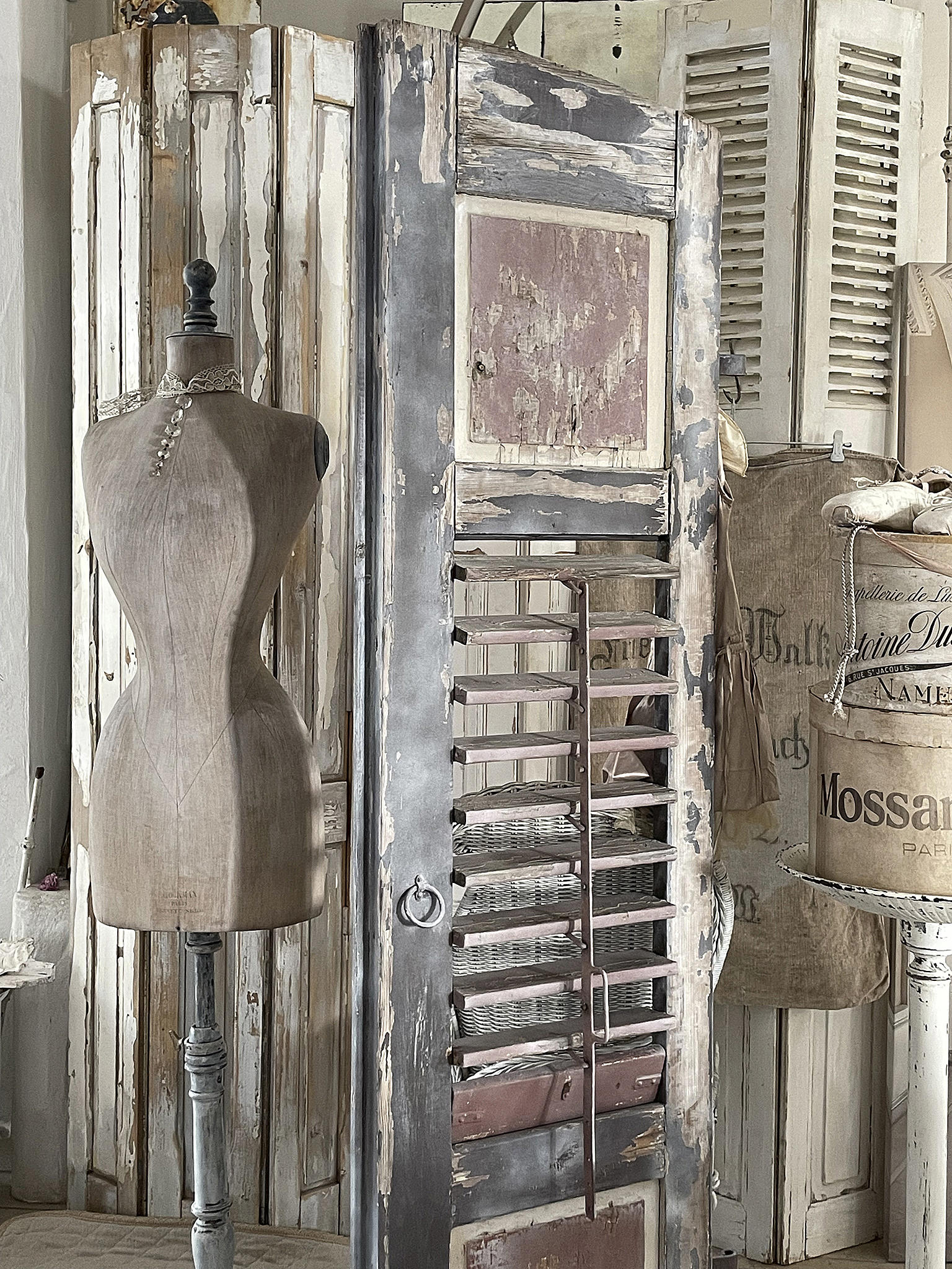 Großer antiker Fensterladen-Frankreich1***