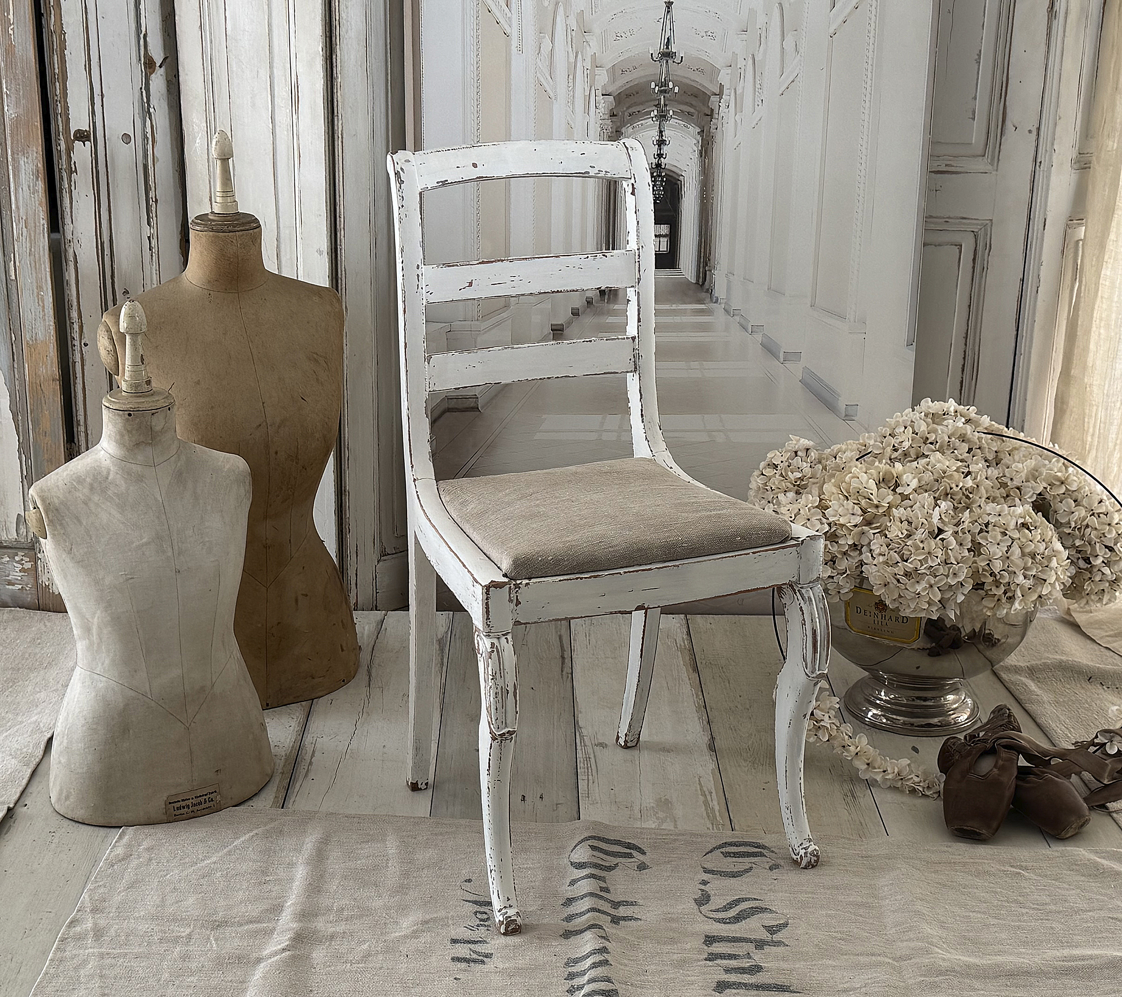 Antiker Holzstuhl – Shabby Chic in Mattweiß – Sitzpolster aus altem Leinen – Vintage Unikat***