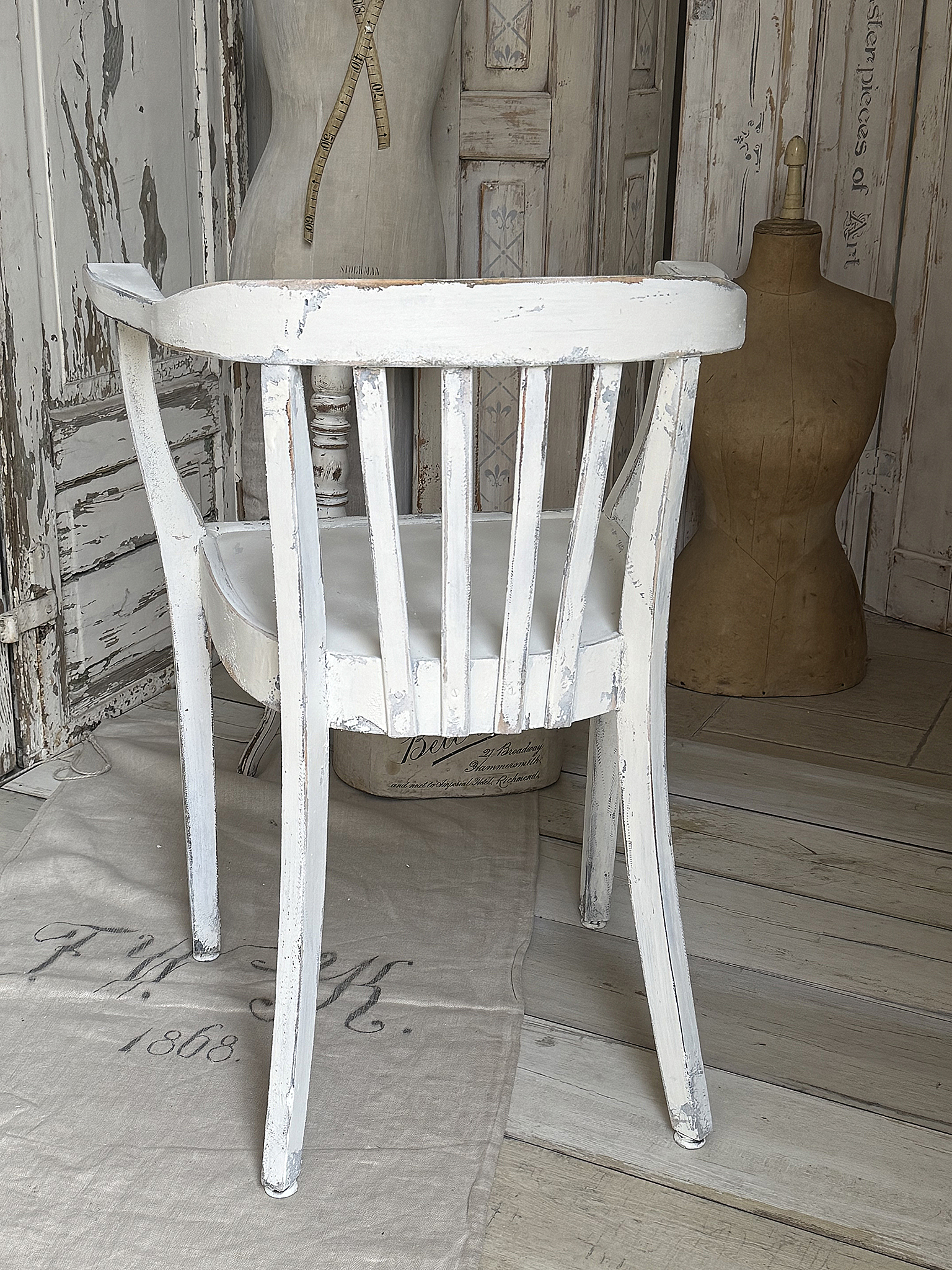 Alter Armlehnenstuhl Bauhaus im weißen Shabbykleid***