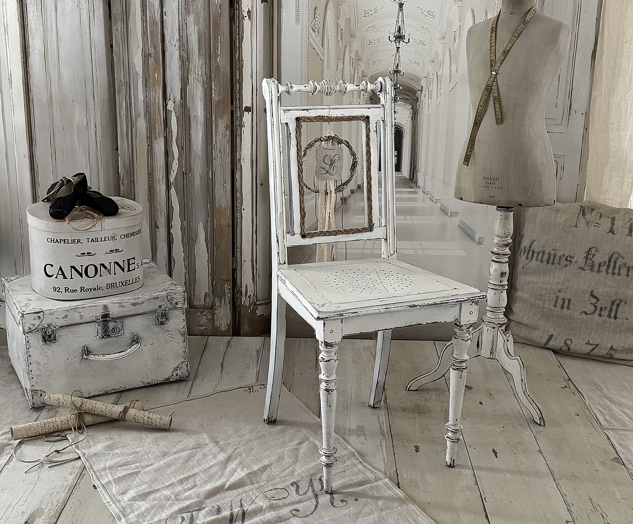 Antiker Gründerzeitstuhl im mattweißen Shabby-Kleid ***