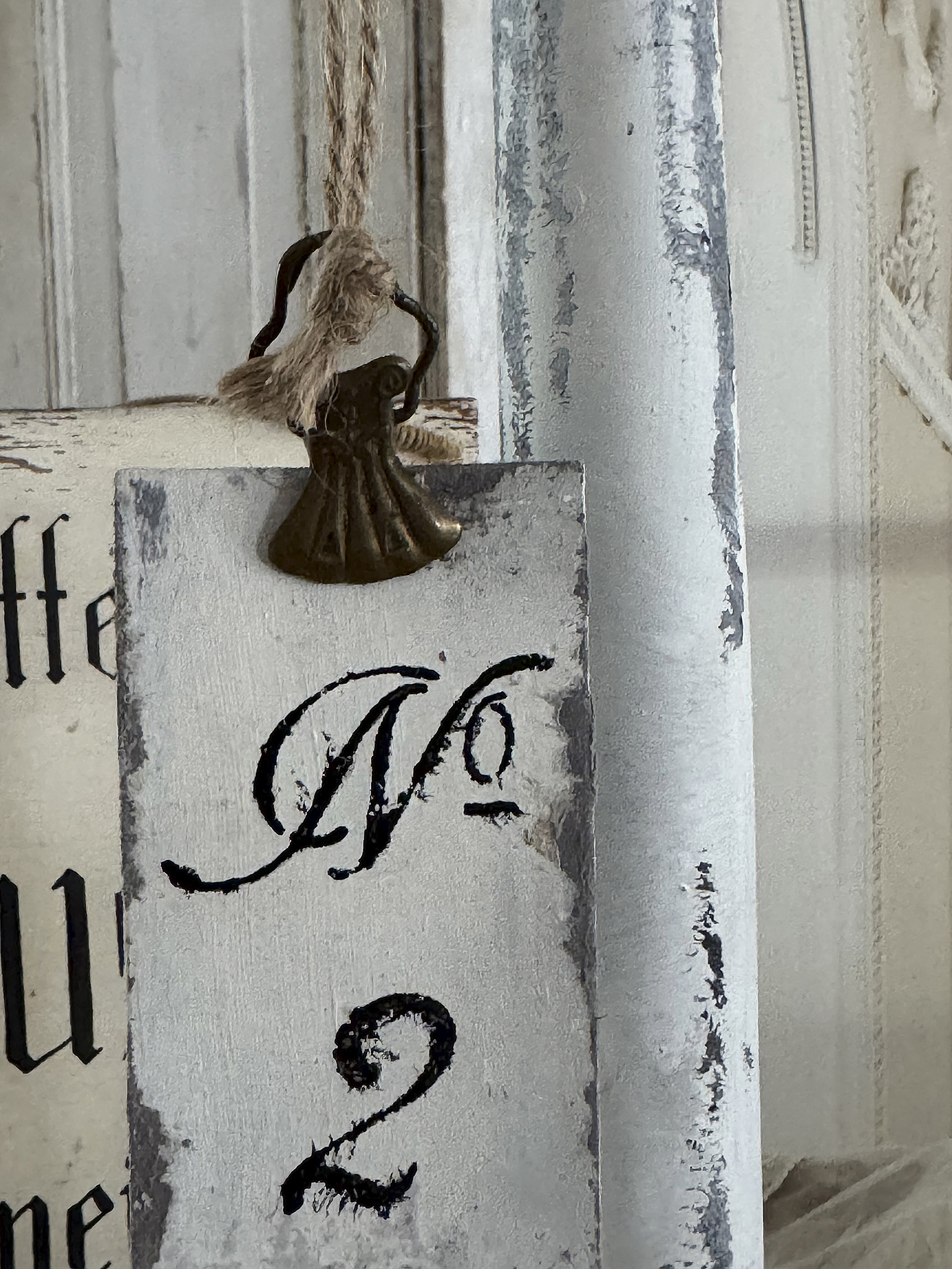  Alter, charmanter Hutständer im weißen Shabby-Kleid***