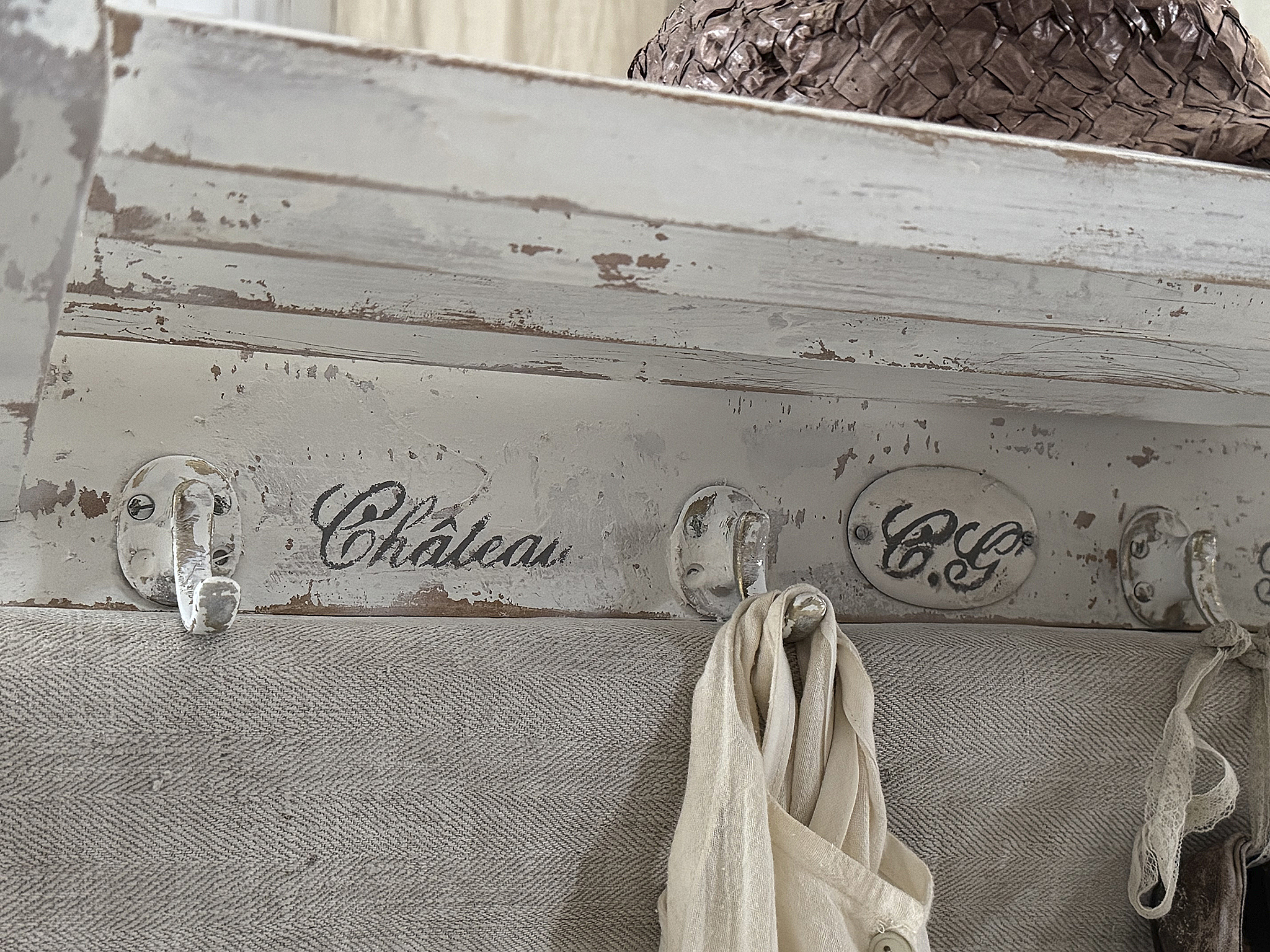 Altes Garderobenregal mit Ablage***