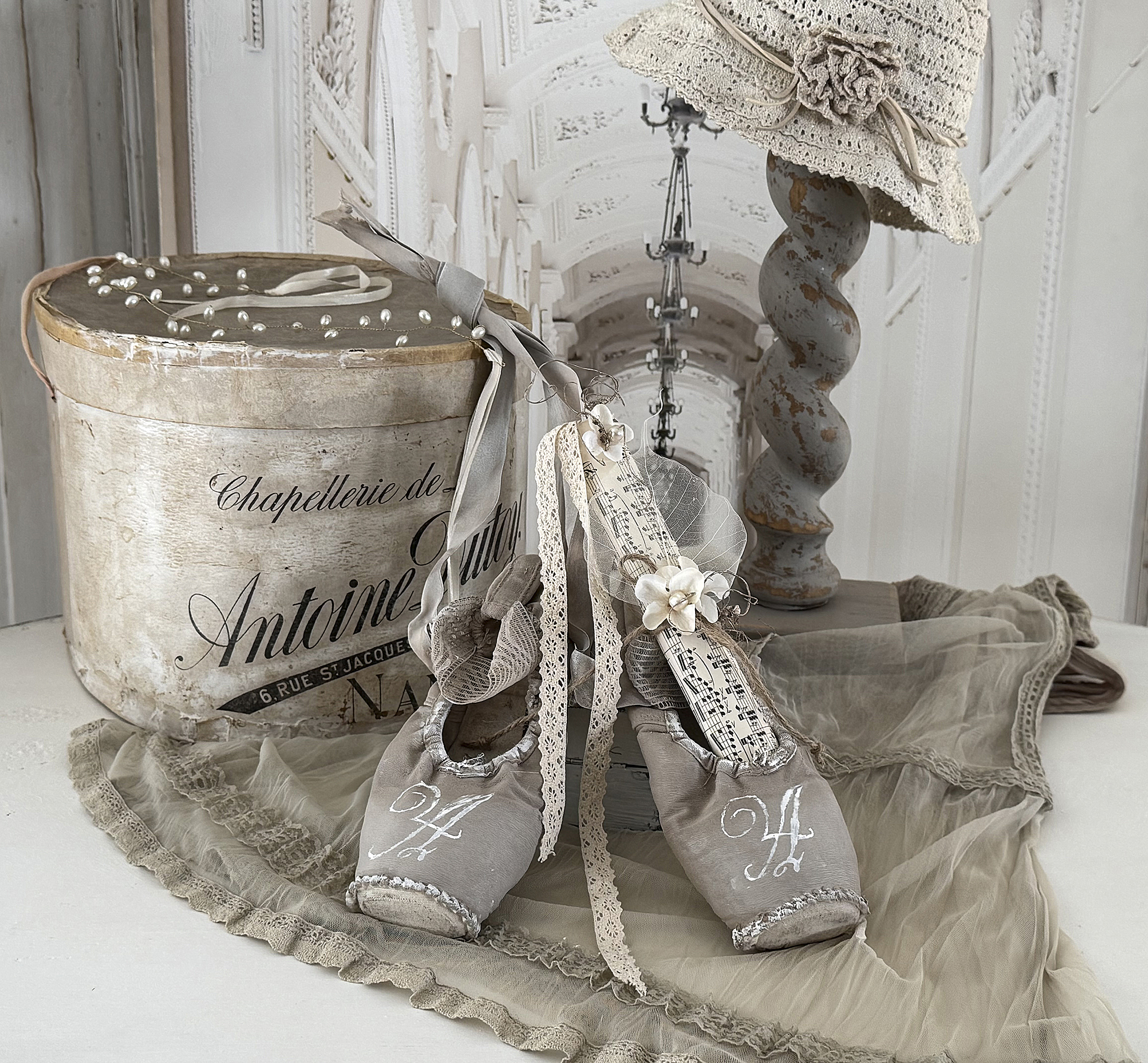 Vintage Spitzenschuhe Sandtaupe mit Monogramm A***
