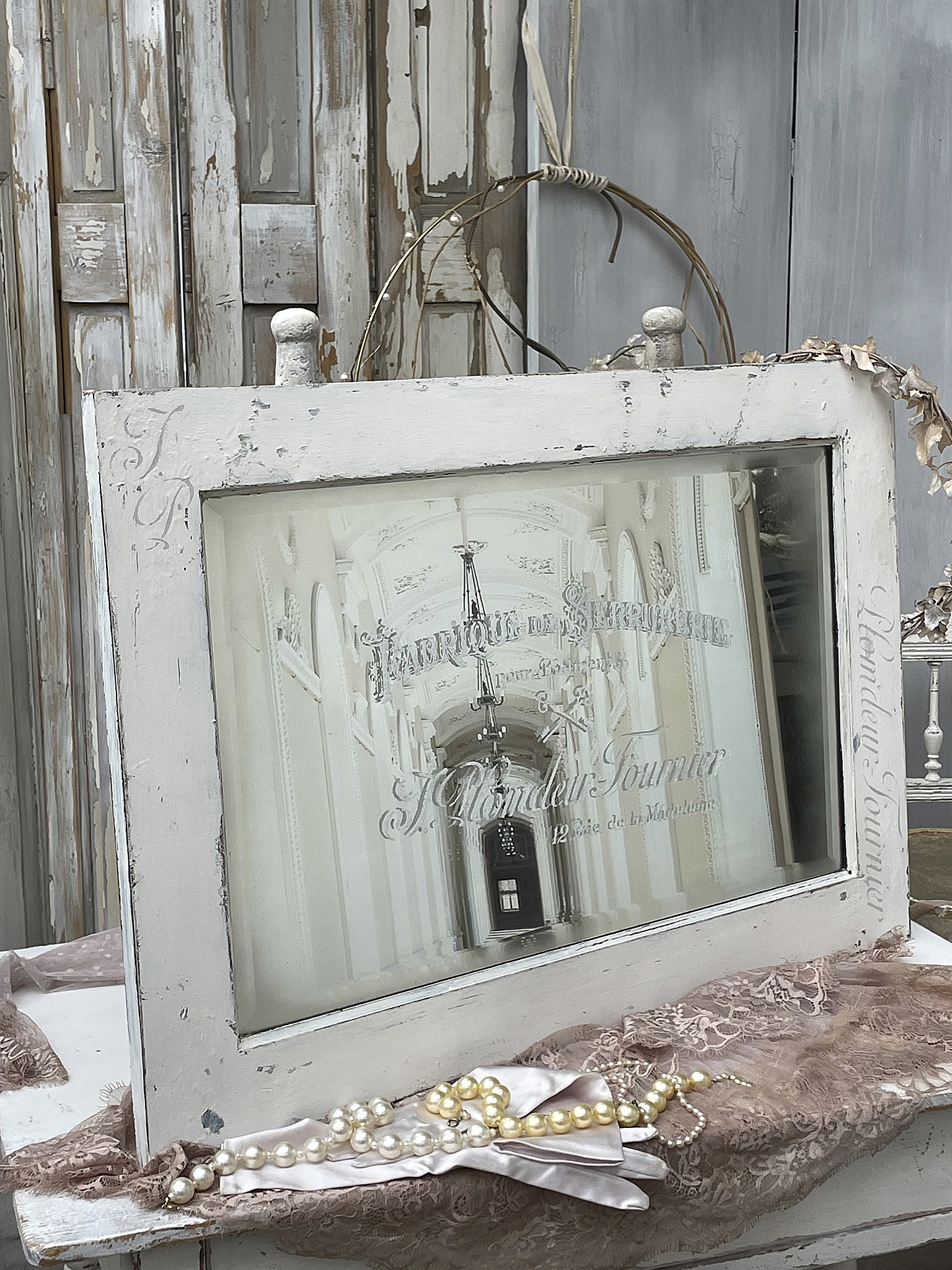 Antiker Spiegelrahmen mit eleganten Verzierungen Antiker Spiegelrahmen mit reflektierender Oberfläche und Dekoration