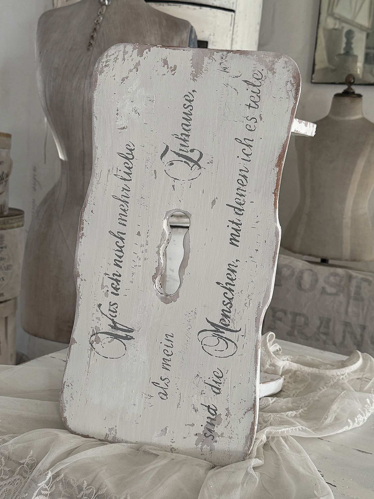 Altes Vollholzbänkchen / Fußhocker mit Charme & Herzensbotschaft***
