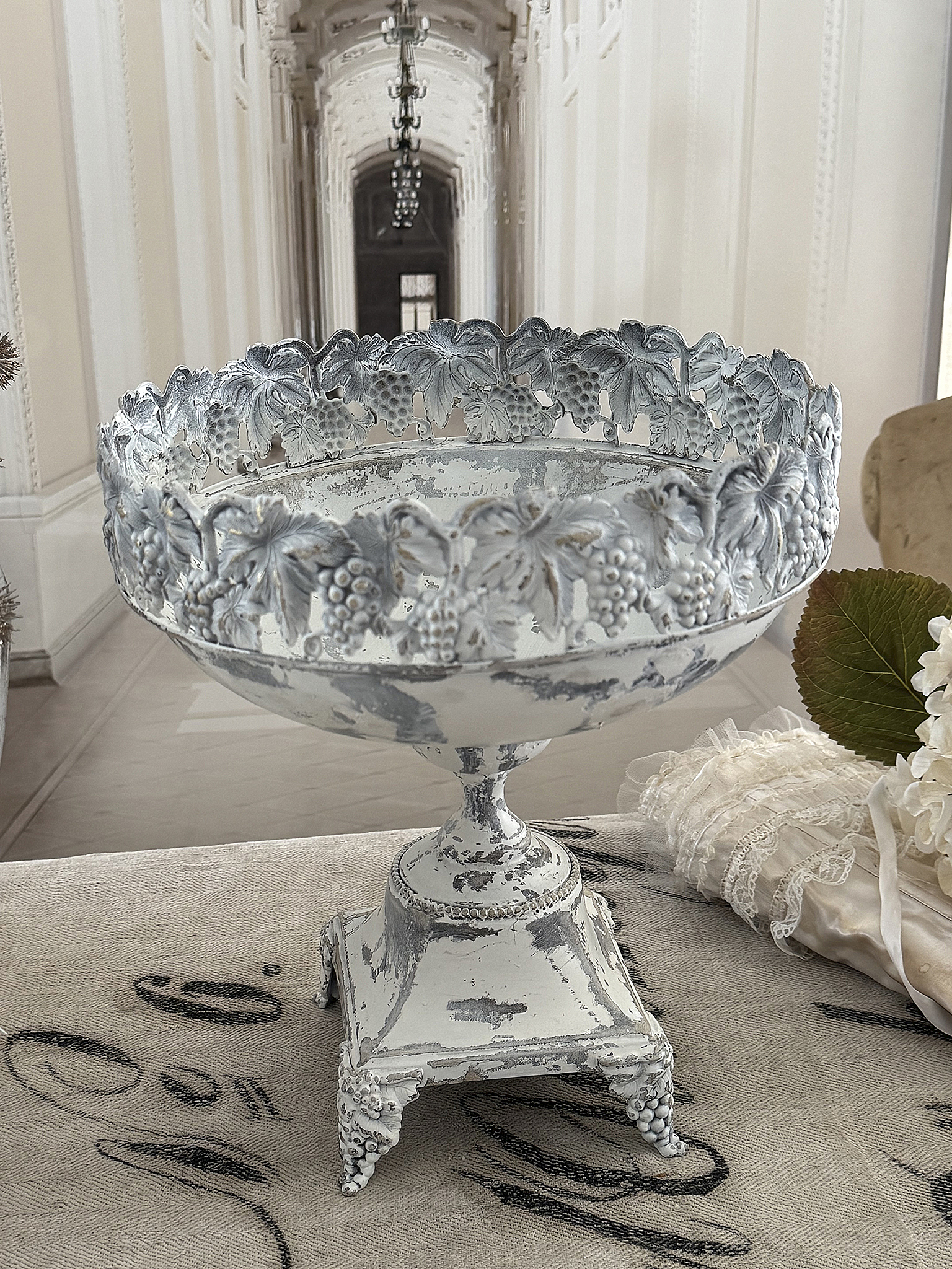  Eine alte, runde Fußschale im weißen Kleid***