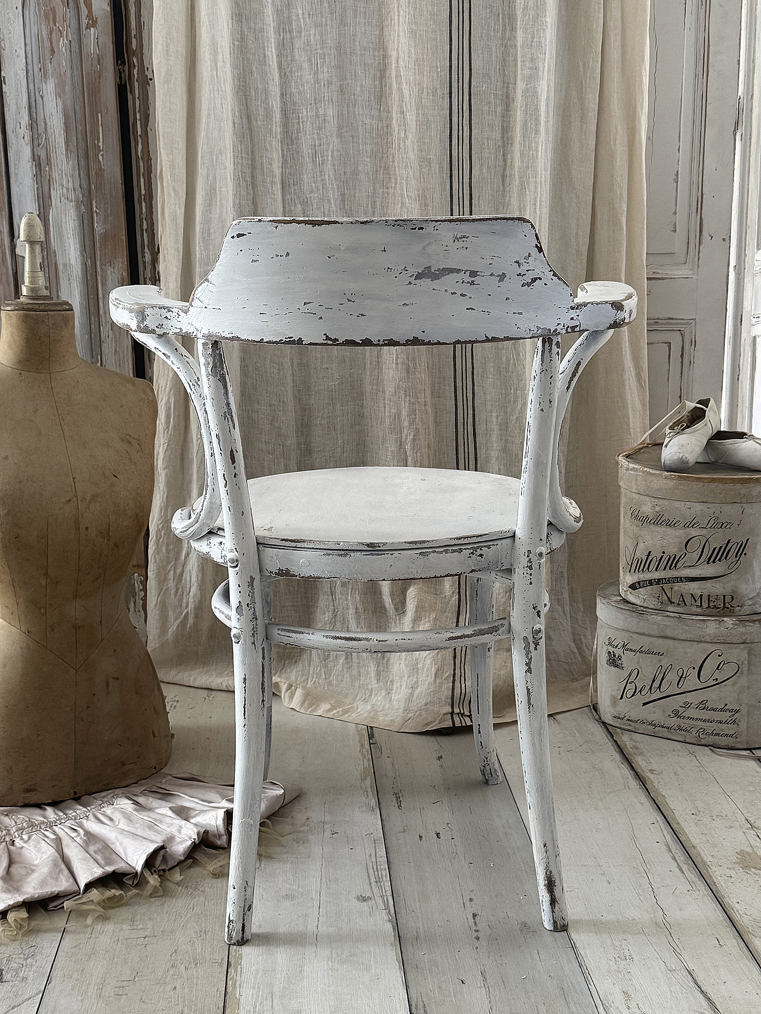  Antiker Thonet Armstuhl aus Buchholz – zeitlose Eleganz im Shabby-Look***