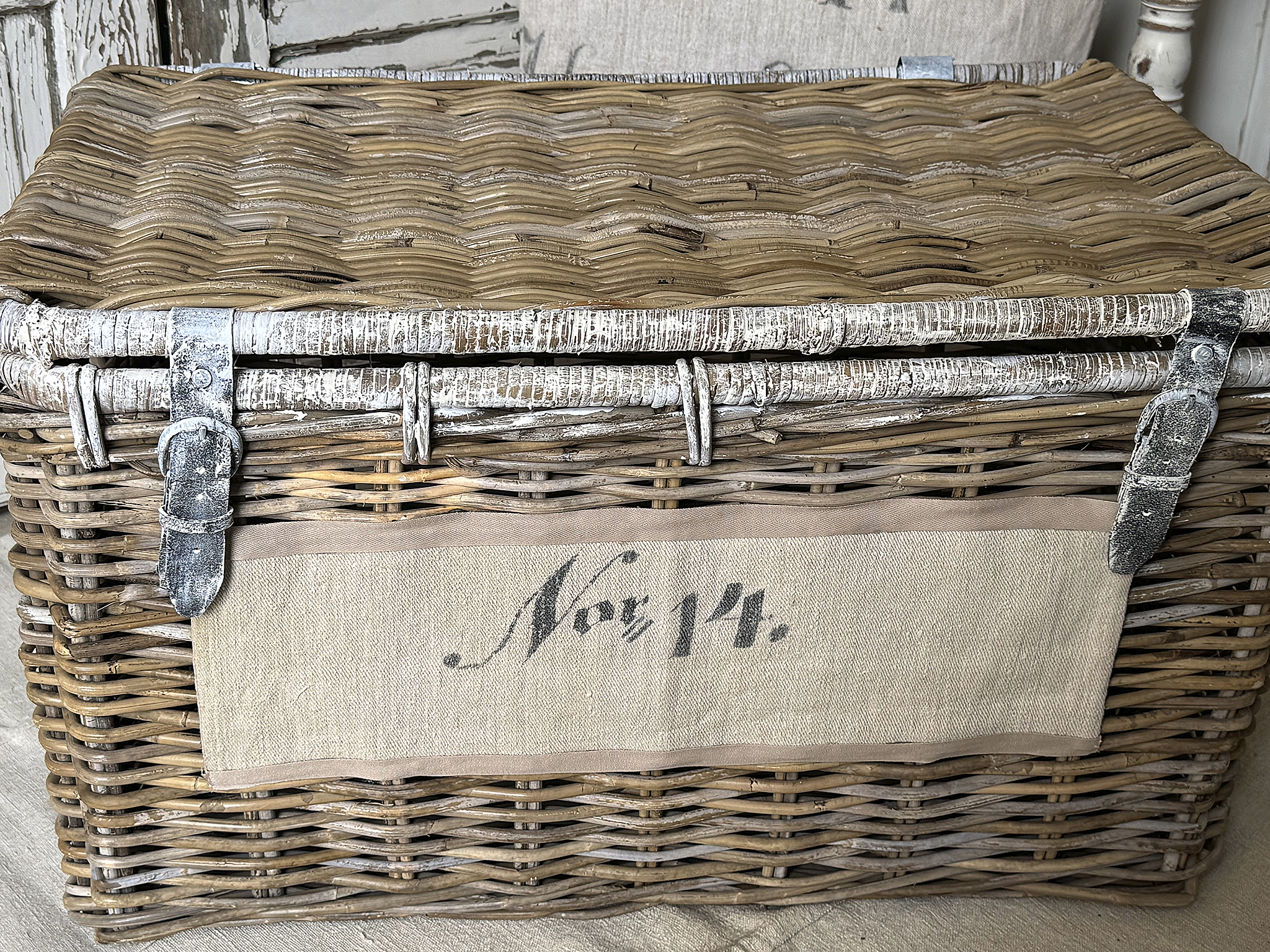 Alter Weinkorb mit Klappdeckel – Shabby-Chic-Korb mit Mehlsack-Schild***