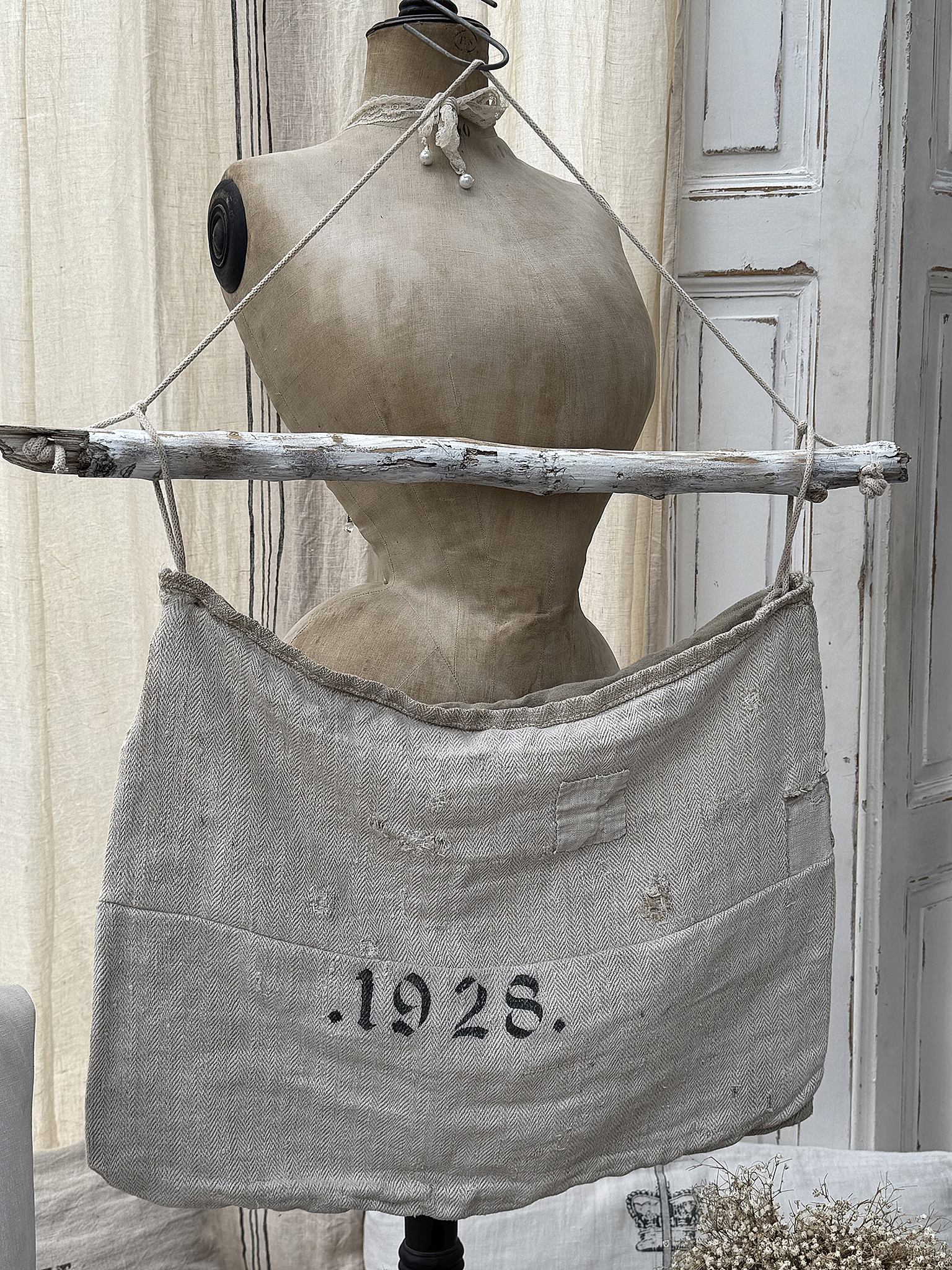 Vintage Leinen Tasche mit der Jahreszahl 1928 auf einer Schneiderpuppe Handgefertigte Vintage Tasche aus Leinen, Jahr 1928, präsentiert auf einer Schneiderpuppe.