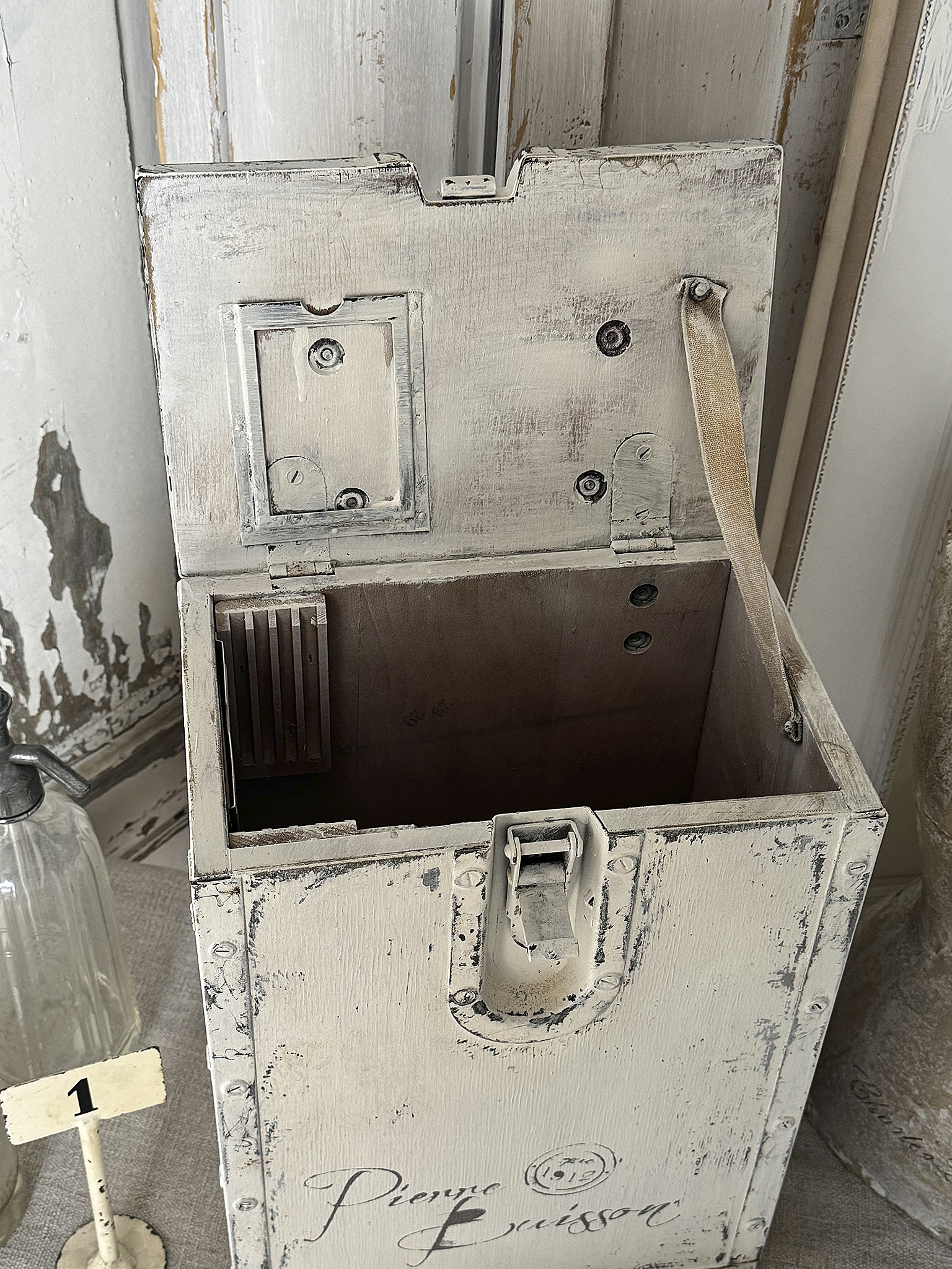 Alte Shabby-Holzkiste mit Metallbeschlägen – Vintage trifft Industriecharme***