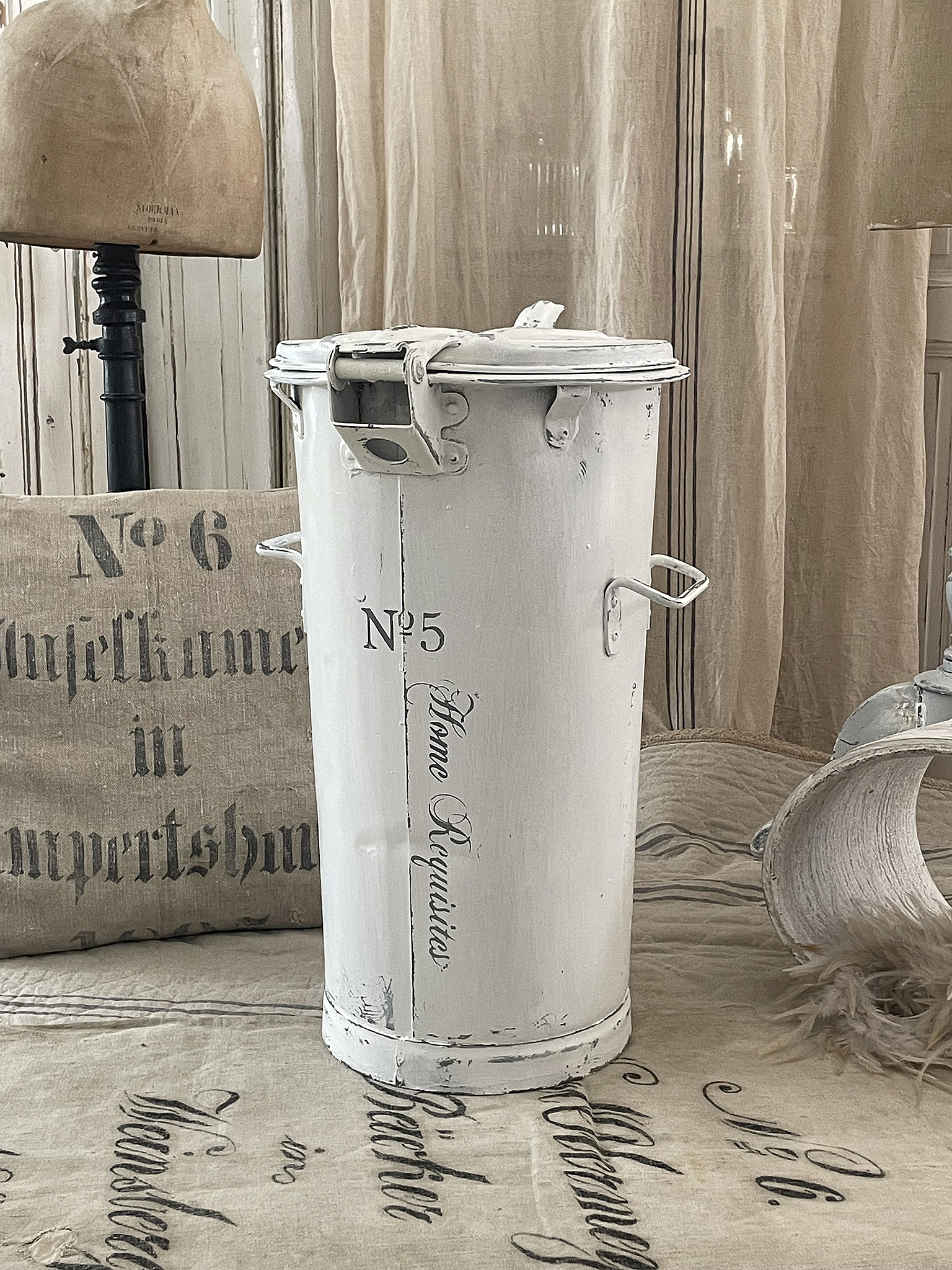 Dekorativer Vintage-Mülleimer Nr. 5 aus Weißblech für den Landhausstil Vintage-Mülleimer Nr. 5 aus Weißblech in einem rustikalen ambiente