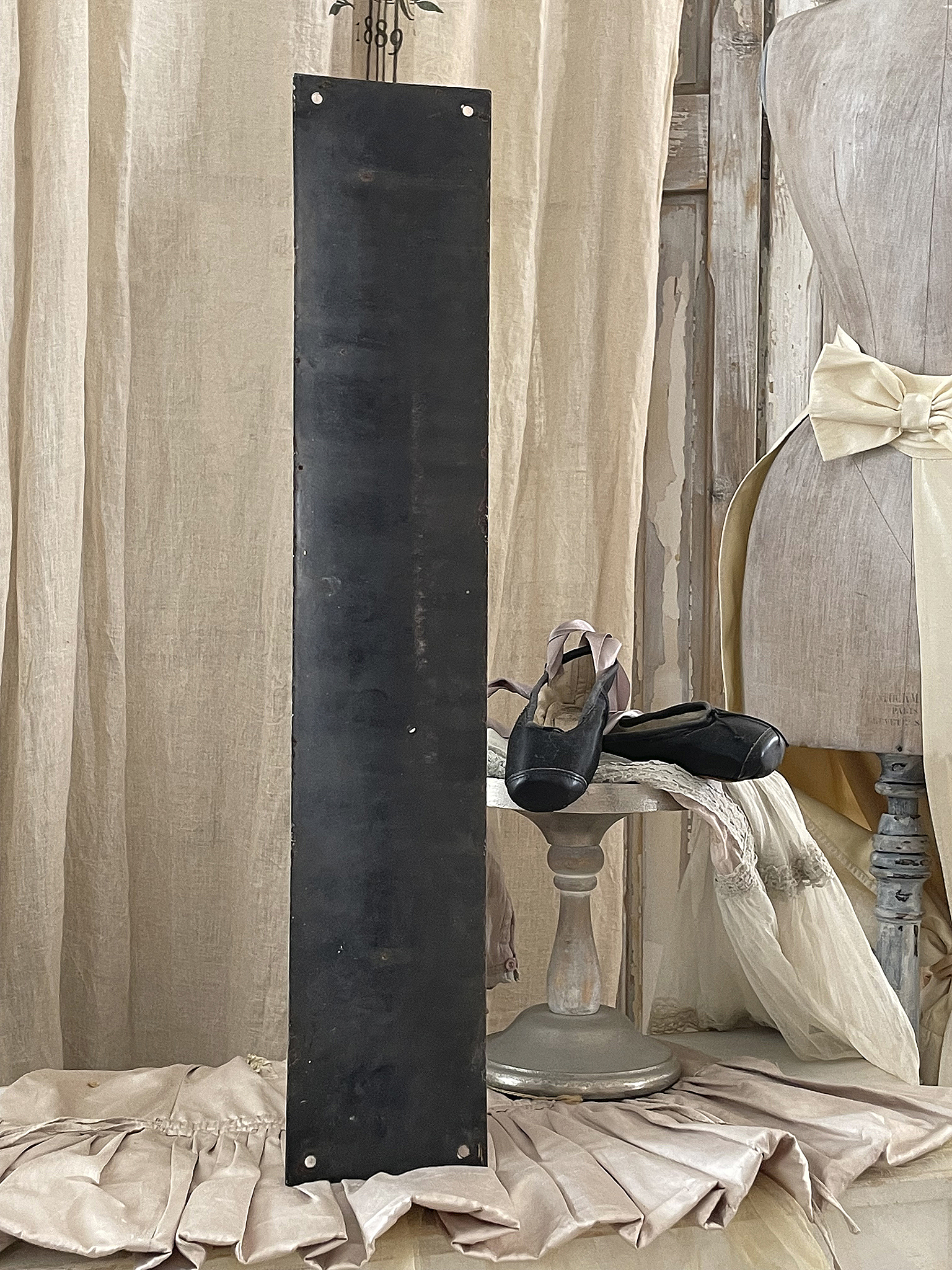 Atelier-Umgebung mit Ballettschuhen und einer stilvollen Mannequin-Puppe