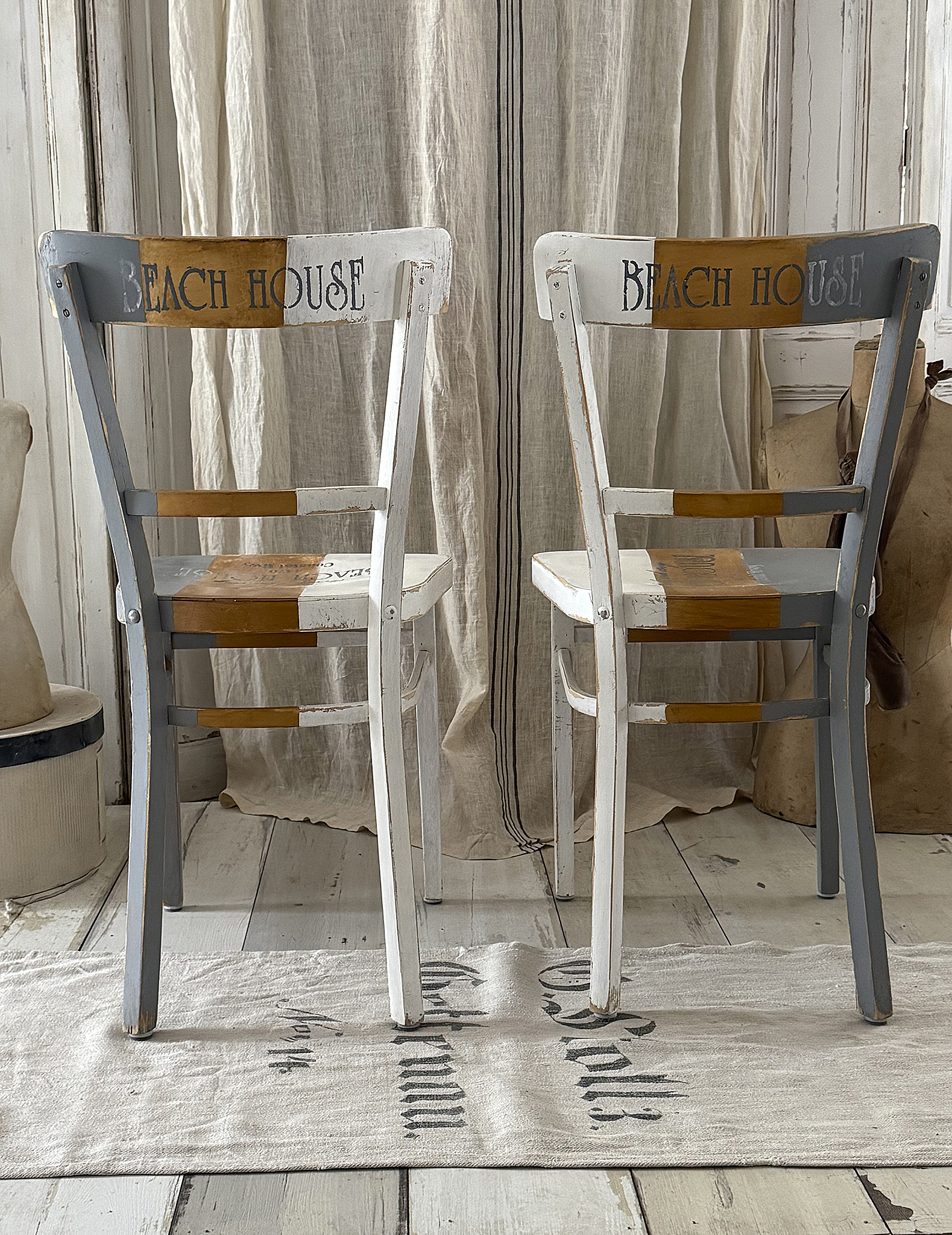 Altes Stuhlpärchen „Beach House“ | Buchenholz | Shabby Chic Weiß Grau Naturholz***