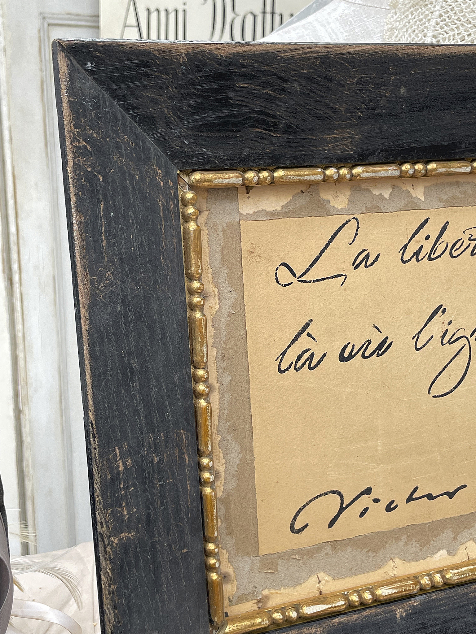 Kunstwerk mit handschriftlicher Botschaft von Victor Rahmen mit handgeschriebener Botschaft 'La liberté là où j'ignore' von Victor