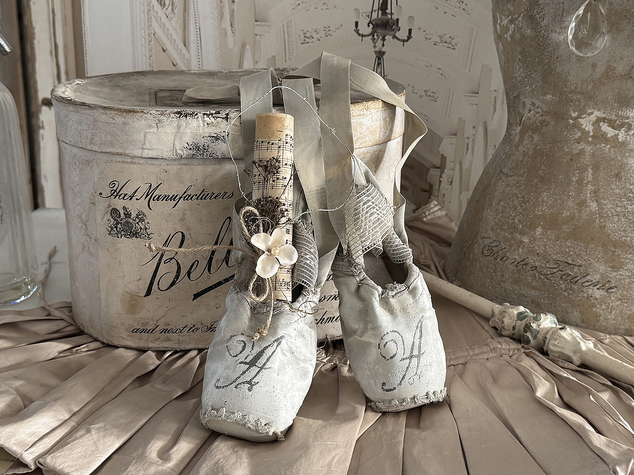 Alte Spitzenschuhe im weißen-zart grauen Vintagekleid mit Notenblatt***