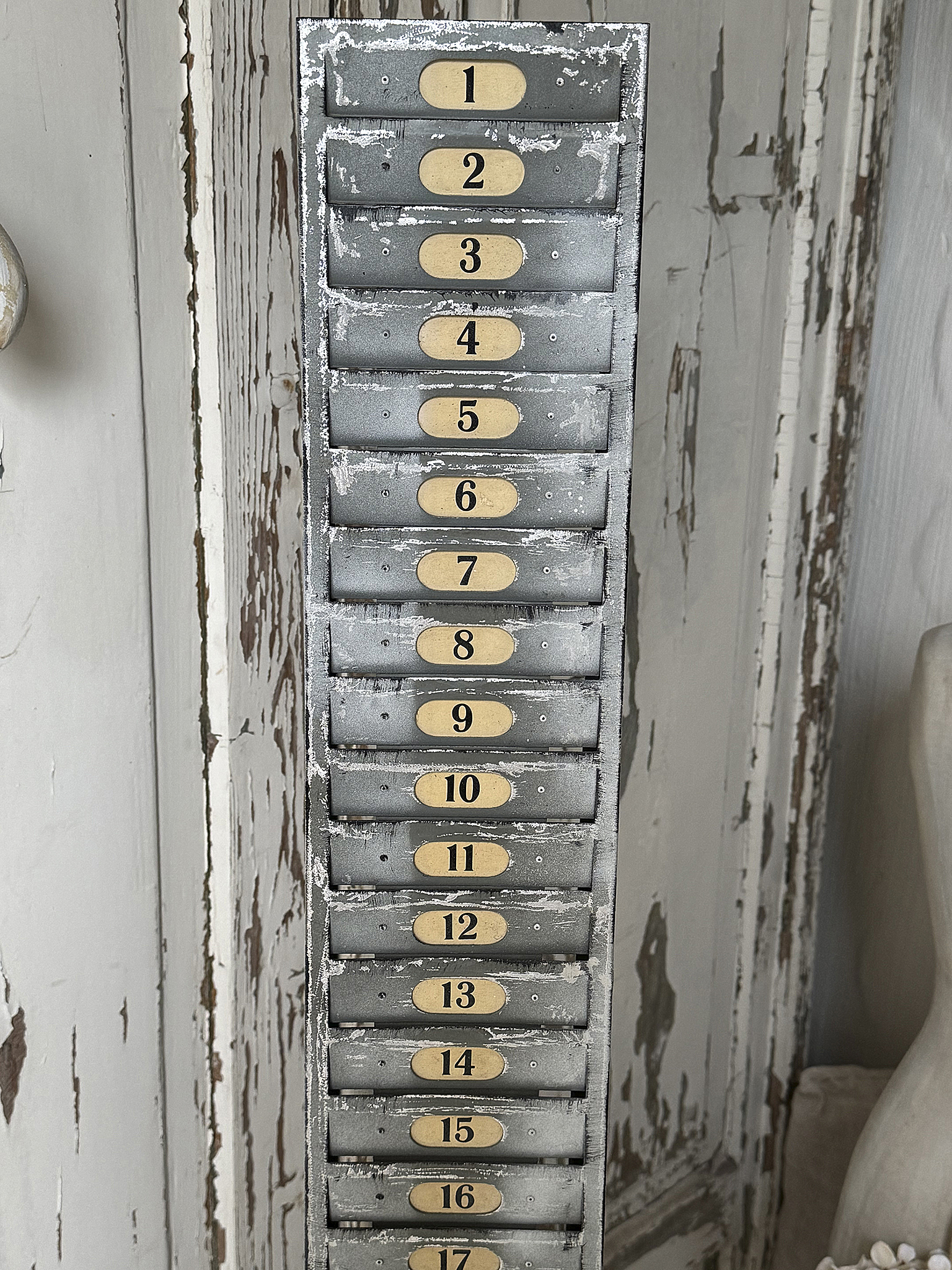 Alter Stempelkartenhalter – authentischer Charme vergangener Zeiten***