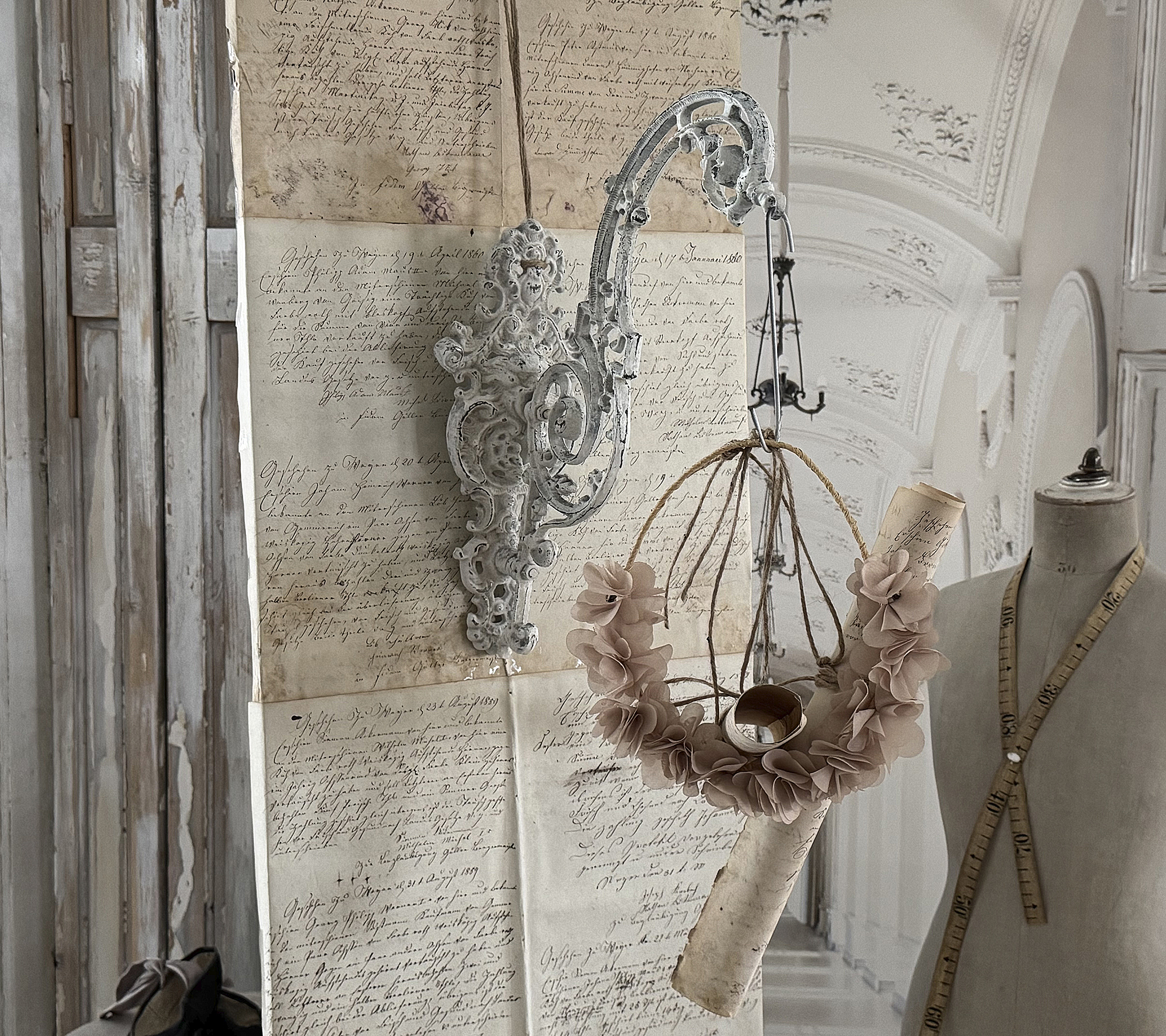  Alter Metallausleger im weißen Shabby-Kleid ***