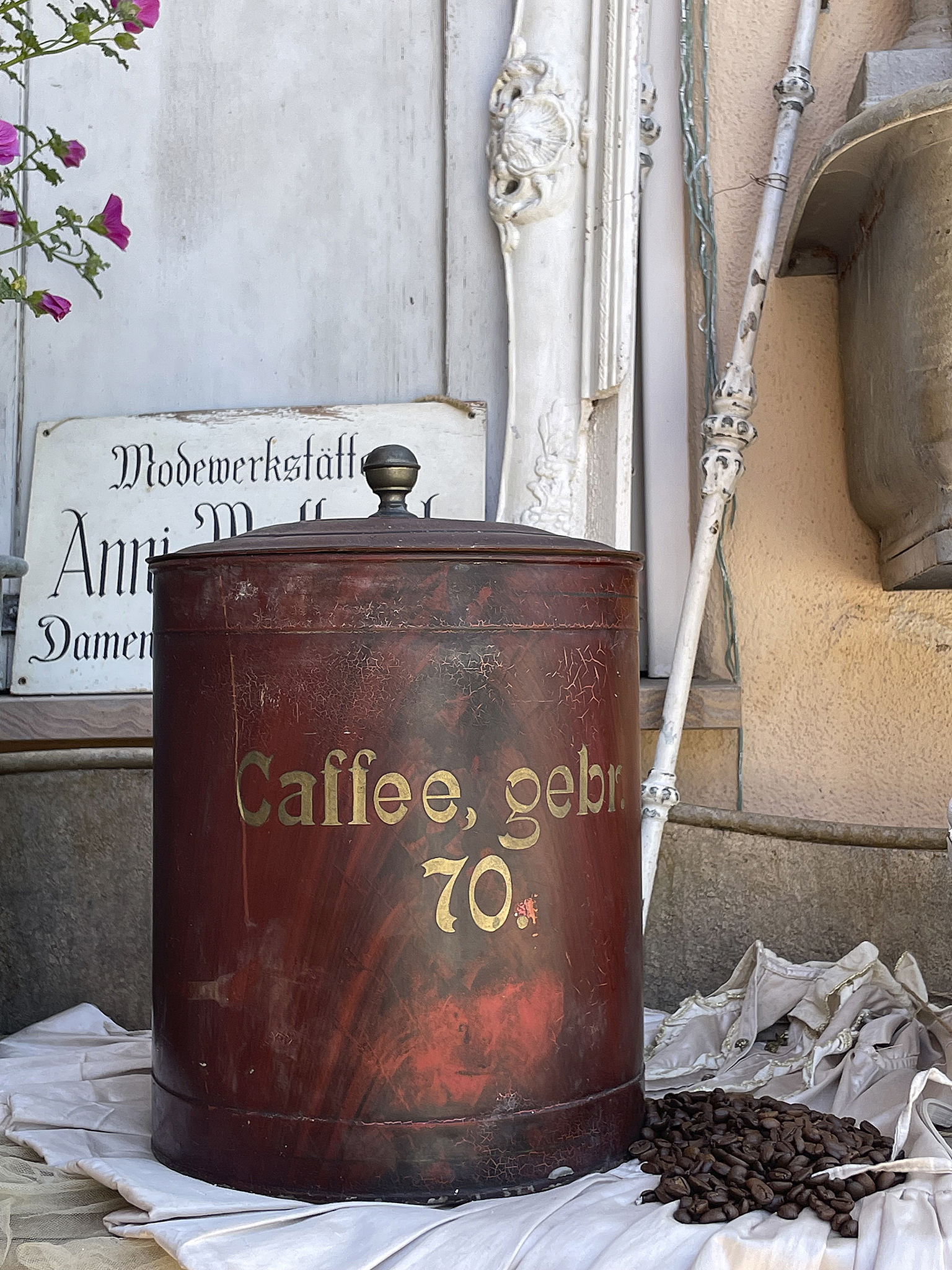 Antiker Kaffeebehälter mit goldener Beschriftung Alter, roter Kaffeebehälter mit dem Schriftzug 'Caffee, gebr. 70*'