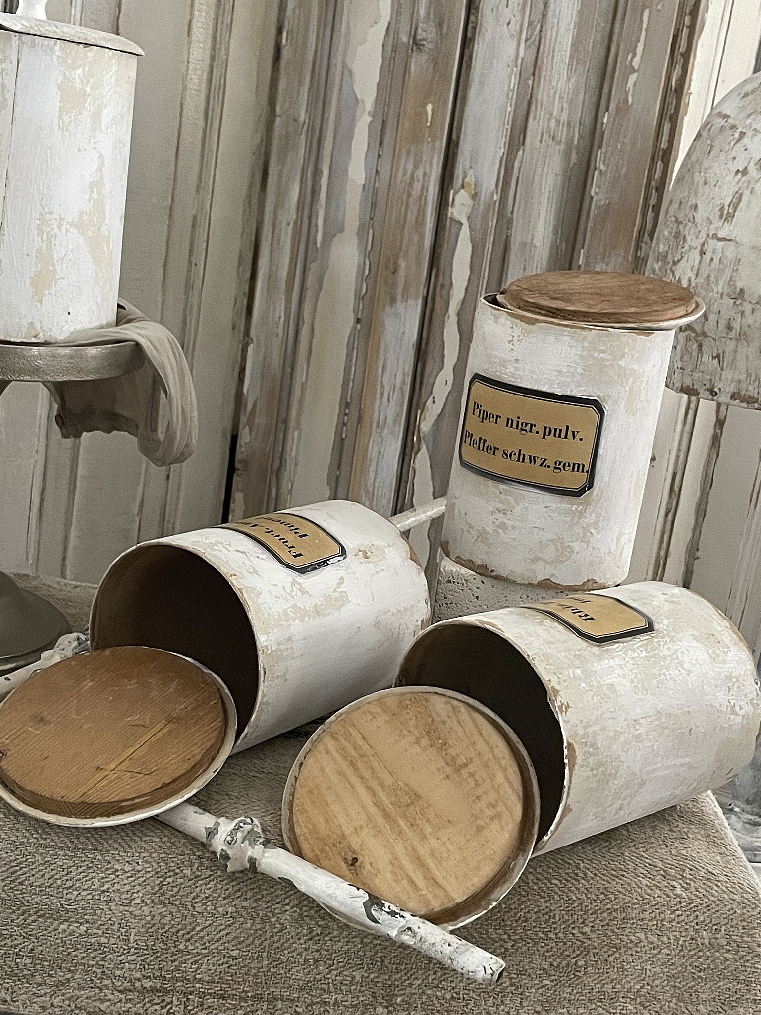 Kreative Gewürzbehälter aus vintage Holz mit Etiketten Drei vintage Gewürzbehälter aus Holz mit Beschriftungen auf Etiketten