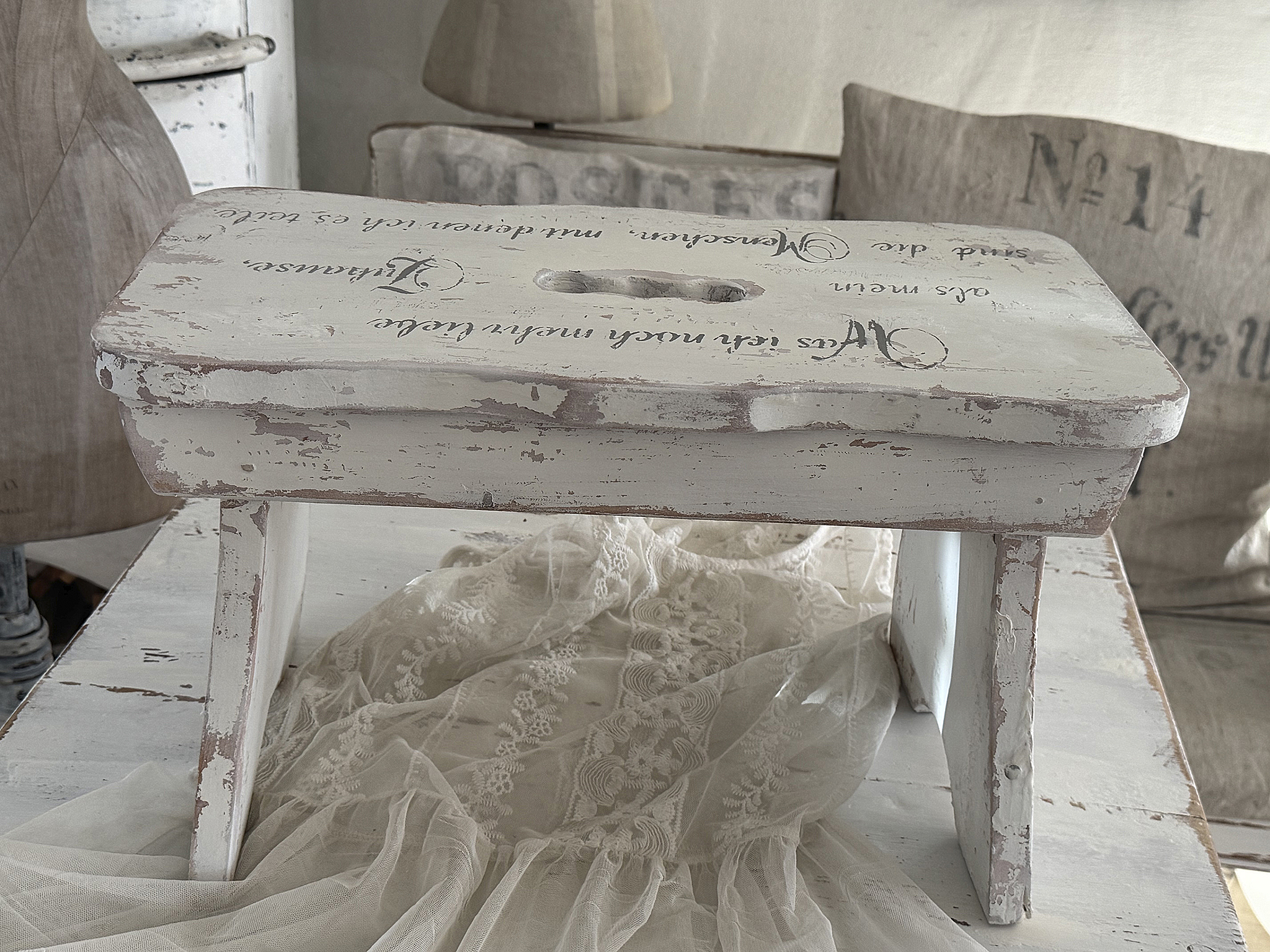 Altes Vollholzbänkchen / Fußhocker mit Charme & Herzensbotschaft***