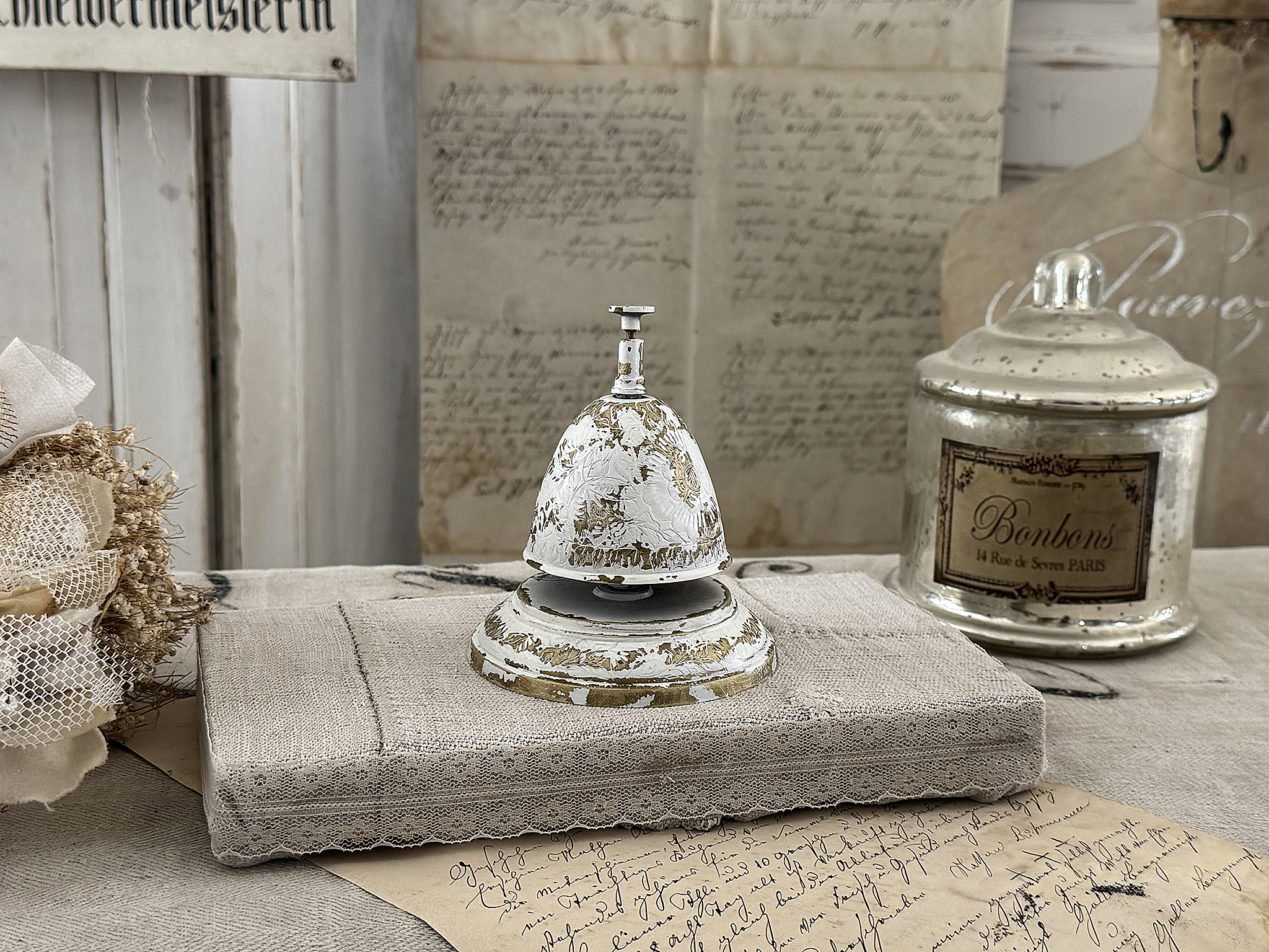 Alte Messing-Tischglocke mit Mehlsackpodest***