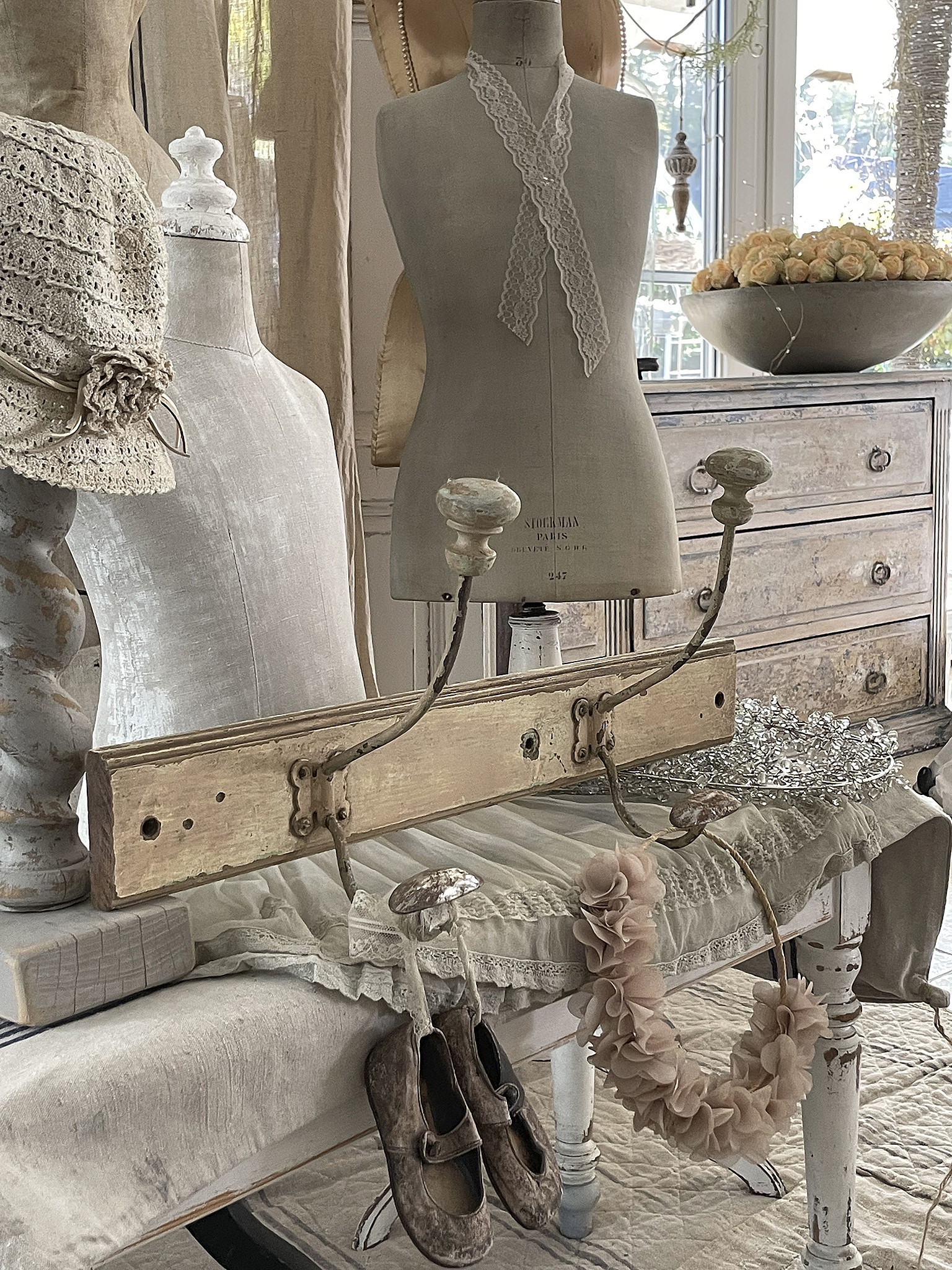 Dekorativer Vintage-Ständer mit Accessoires in einem stilvollen Raum Schöner Vintage-Ständer mit Schuhen und Dekoration in einem eleganten Interieur
