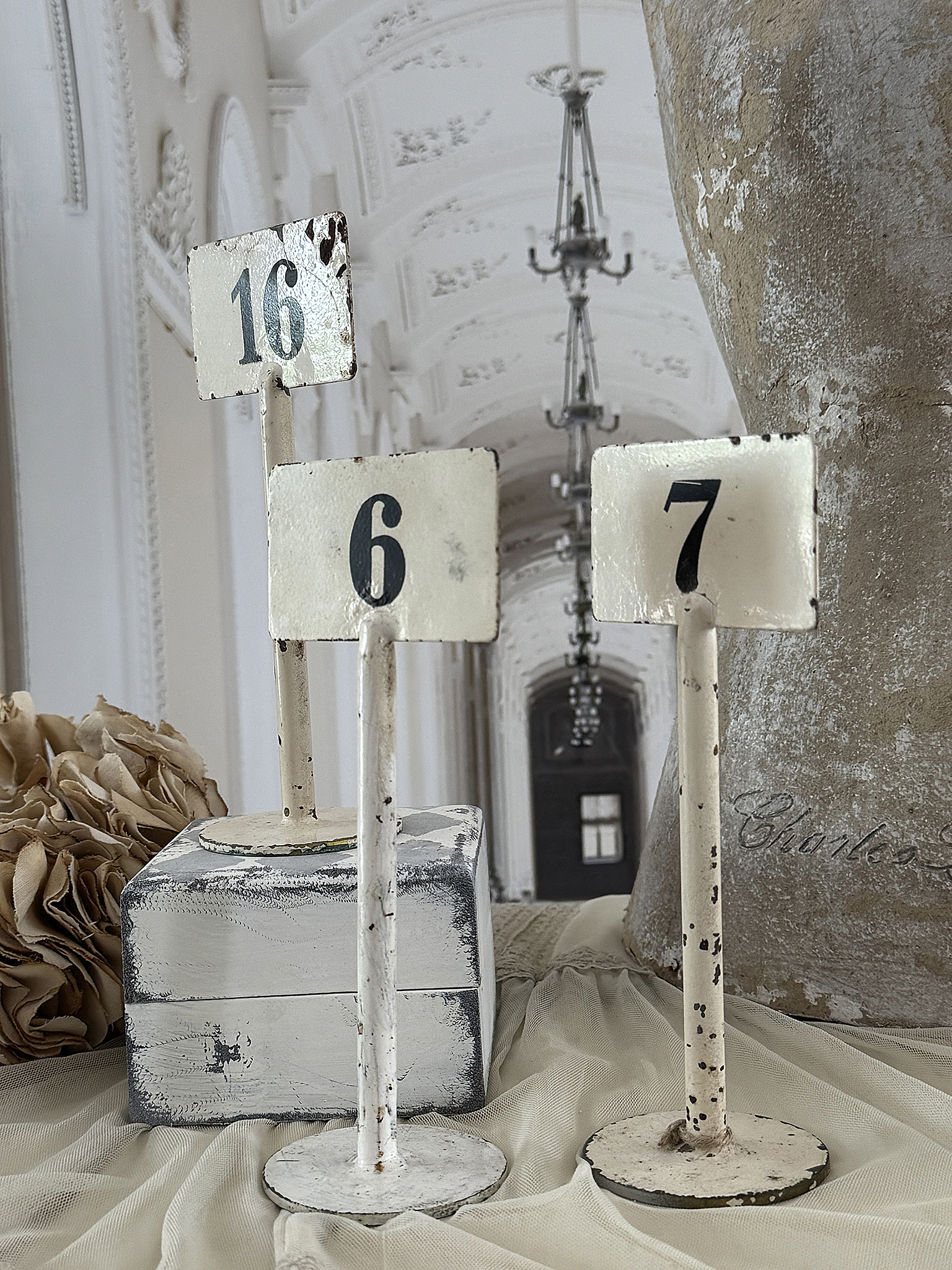 Seltene antike Tischzahlen aus Frankreich mit Originalzahlen und Patina***