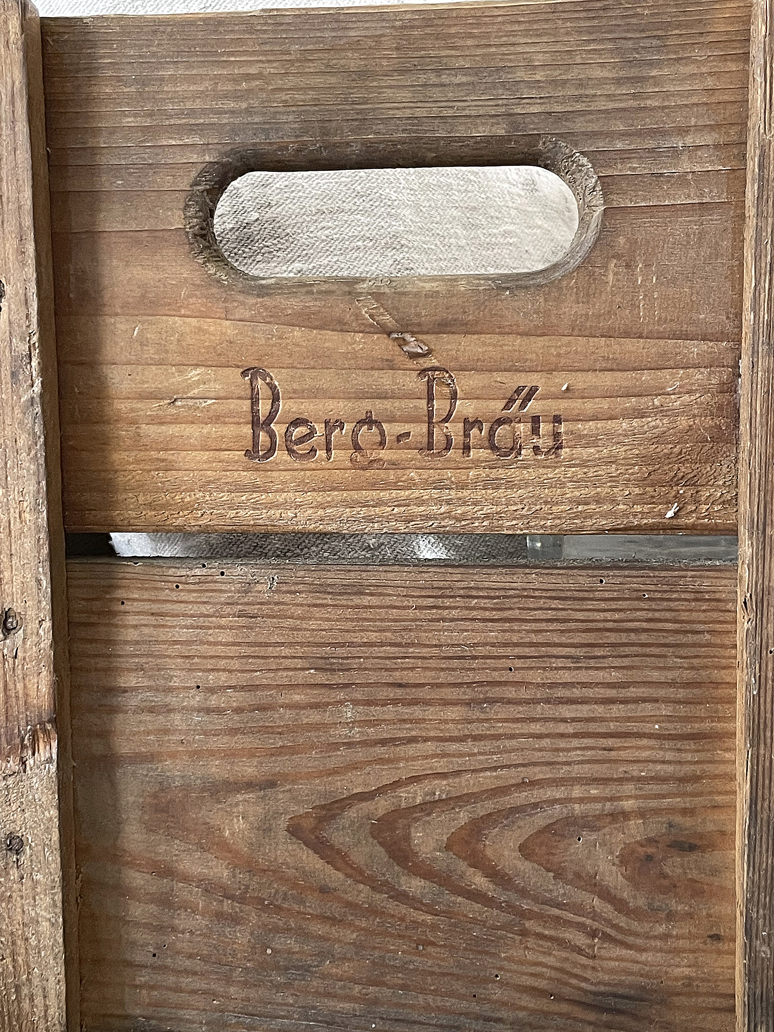 Holzkiste mit Aufschrift Berg-Bräu Detailaufnahme einer Holzkiste mit der Aufschrift Berg-Bräu