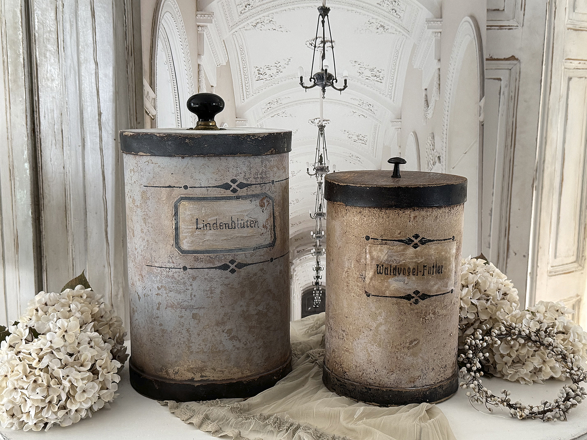 Große antike Apothekerdose Lindenblüten – Vintage Apothekendose aus Pappe & Holz mit Patina, Messingknauf & Shabby Chic Deko***