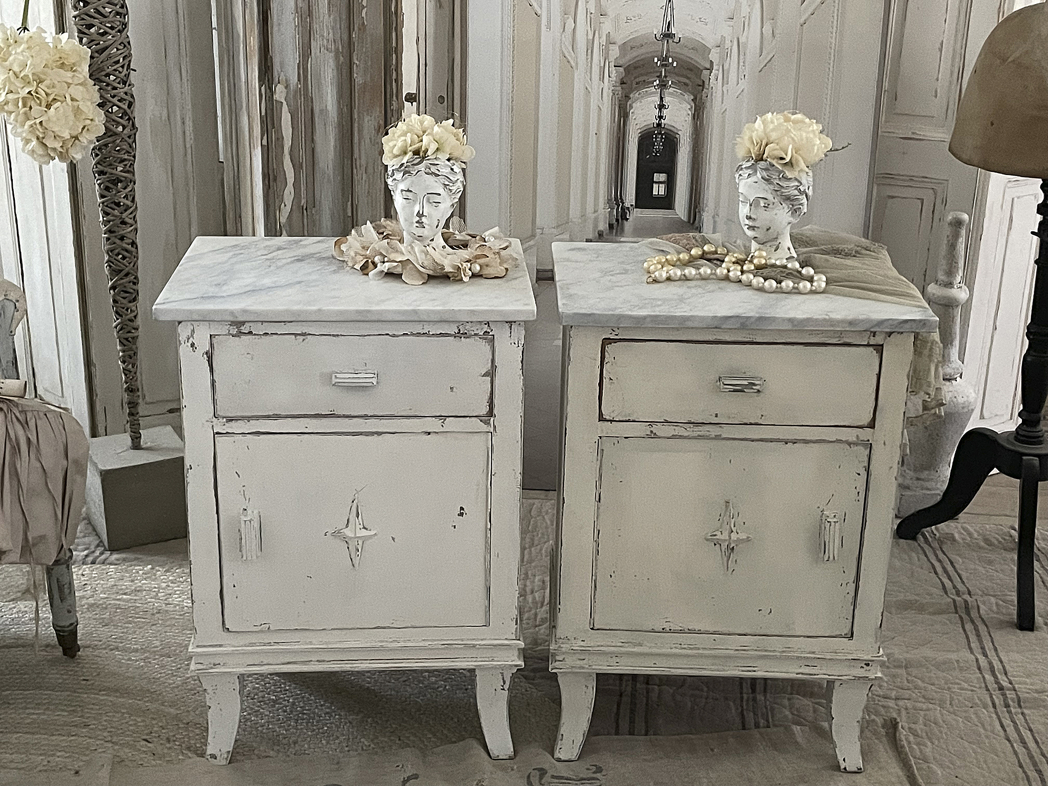 Antikes Biedermeier-Schränkchen mit Marmorplatte*** Antikes Biedermeier-Schränkchen mit Marmorplatte***