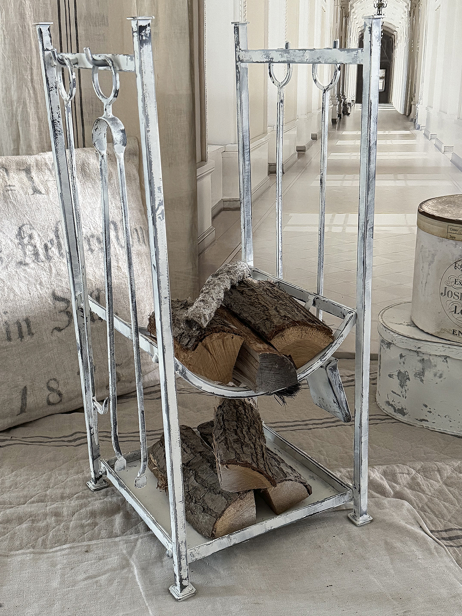Shabby Brennholzregal mit Kaminbesteck*** Shabby Brennholzregal mit Kaminbesteck***