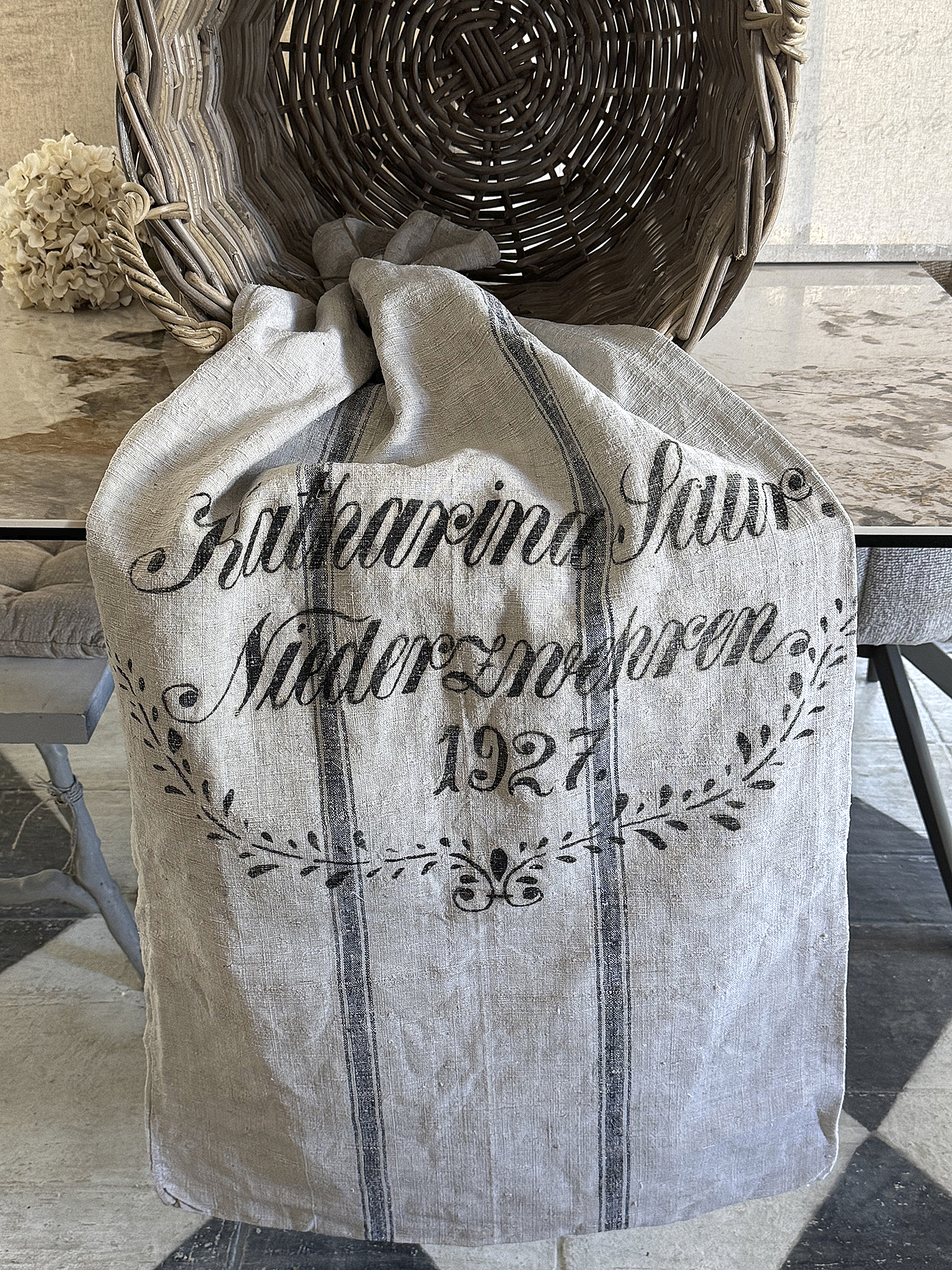 Großer runder Naturweidenkorb mit altem Leinensack-XL***