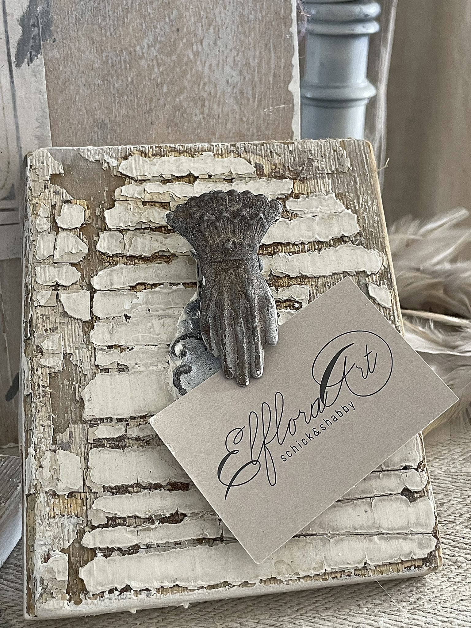 Artistic hand decoration auf einer antik wirkenden Holzoberfläche