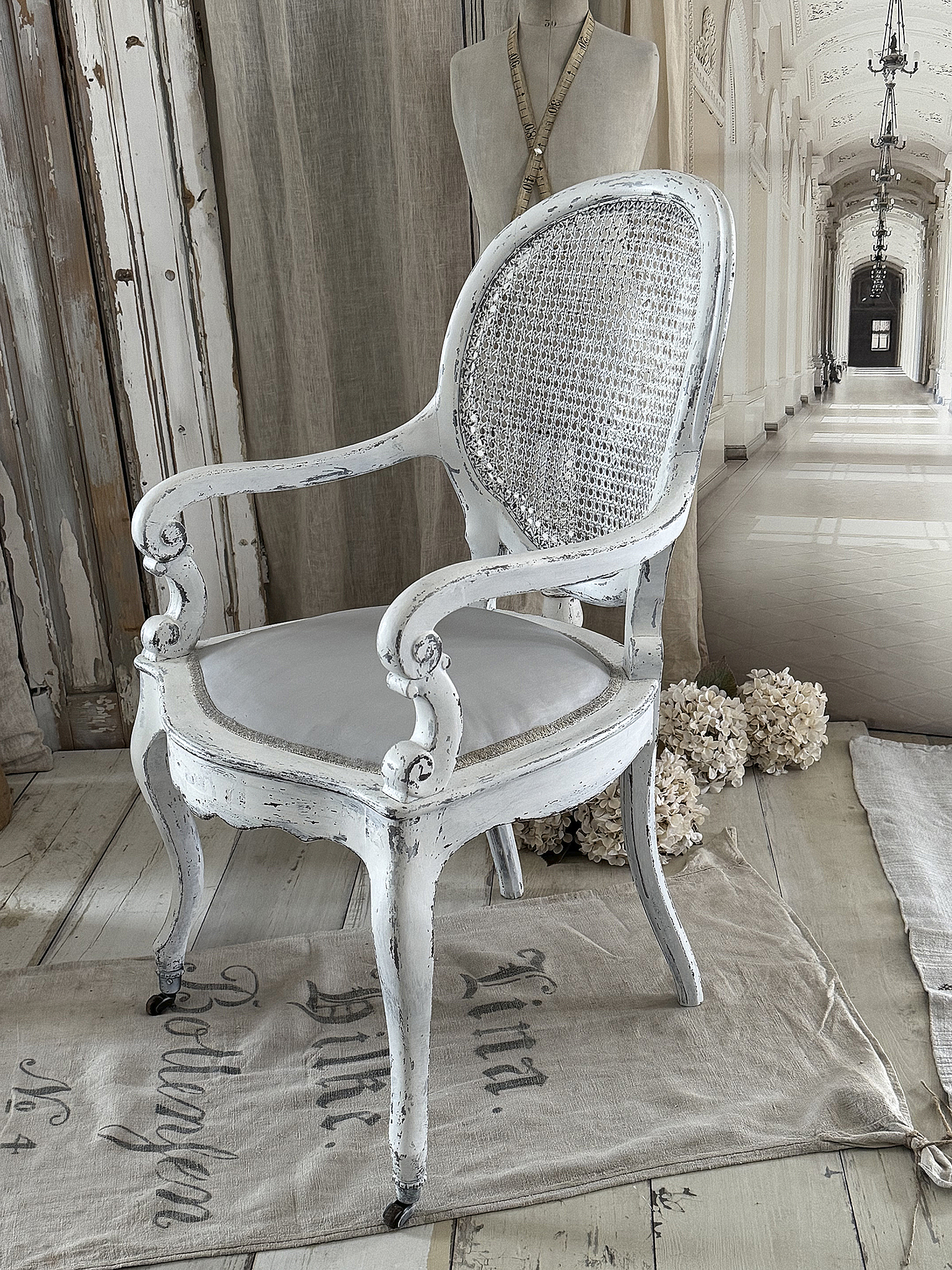 Romantischer antiker Armlehnstuhl-Sessel aus Frankreich***