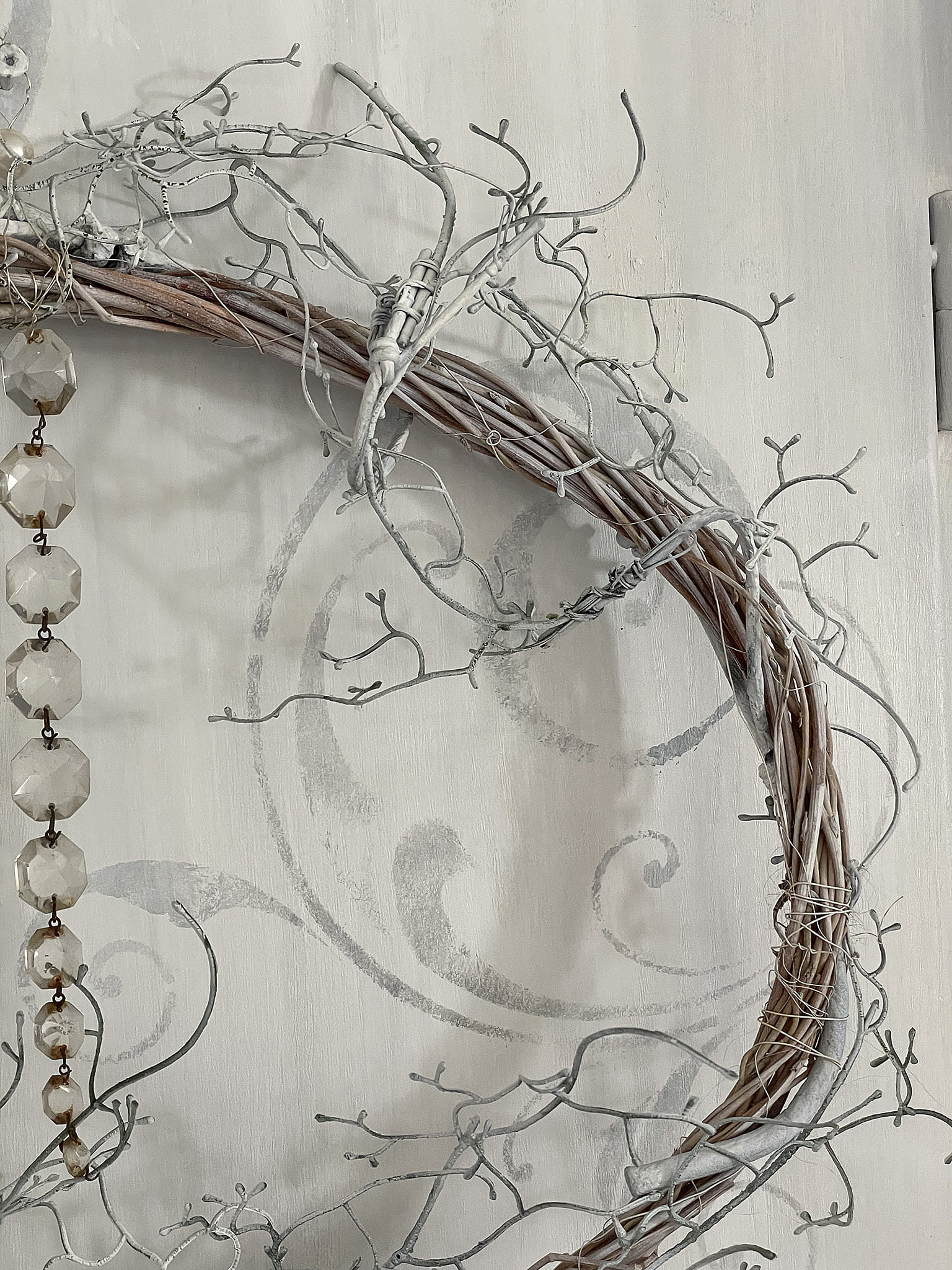 Handgemachter Türkranz aus silbernen Draht und Naturzweigen, ideal für die Wanddekoration.